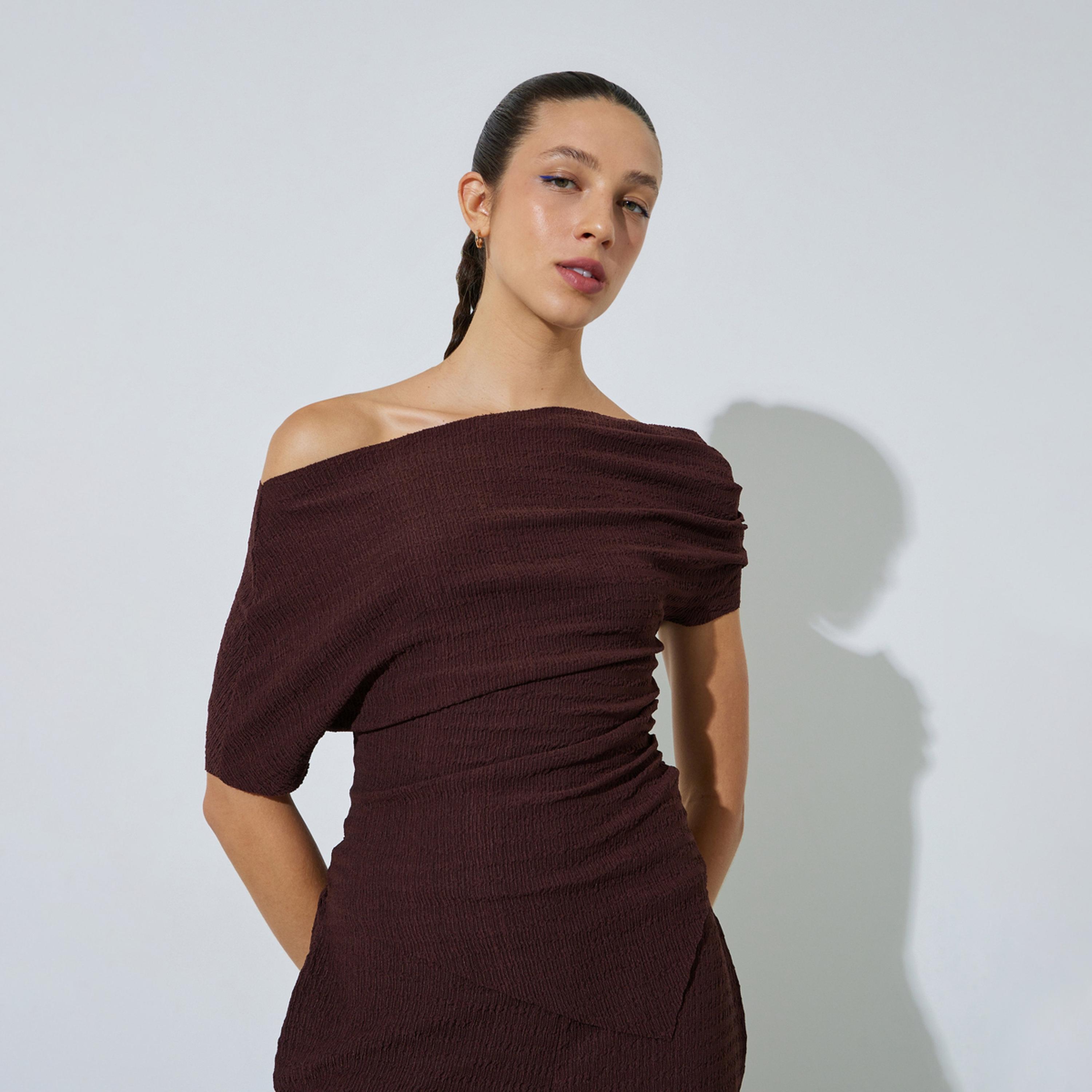 بلوزة محبوكة ضيقة بأكمام قصيرة وتفاصيل بارزة الملمس-women-clothing-shirtsandblouses-blouses-image-1