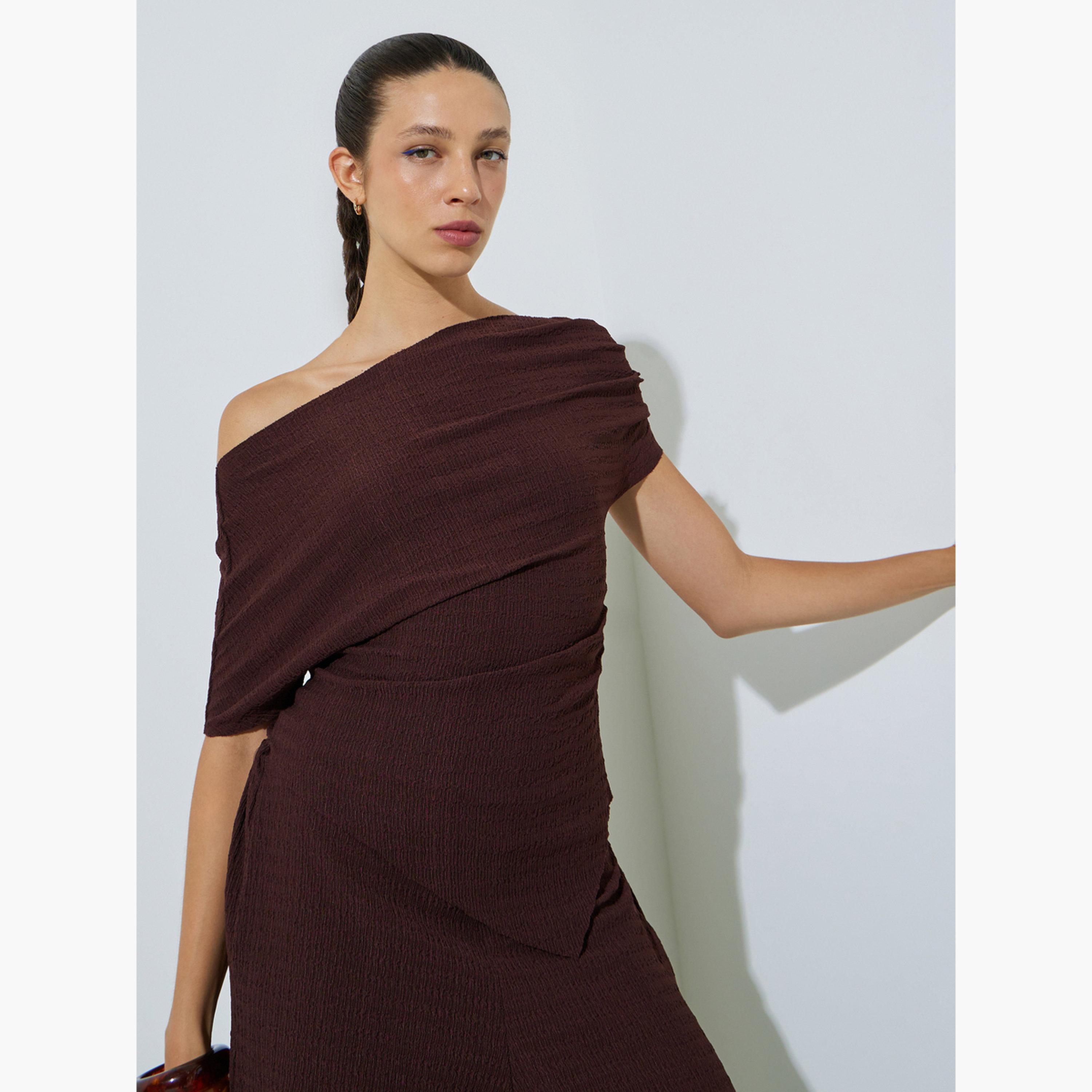 بلوزة محبوكة ضيقة بأكمام قصيرة وتفاصيل بارزة الملمس-women-clothing-shirtsandblouses-blouses-image-3