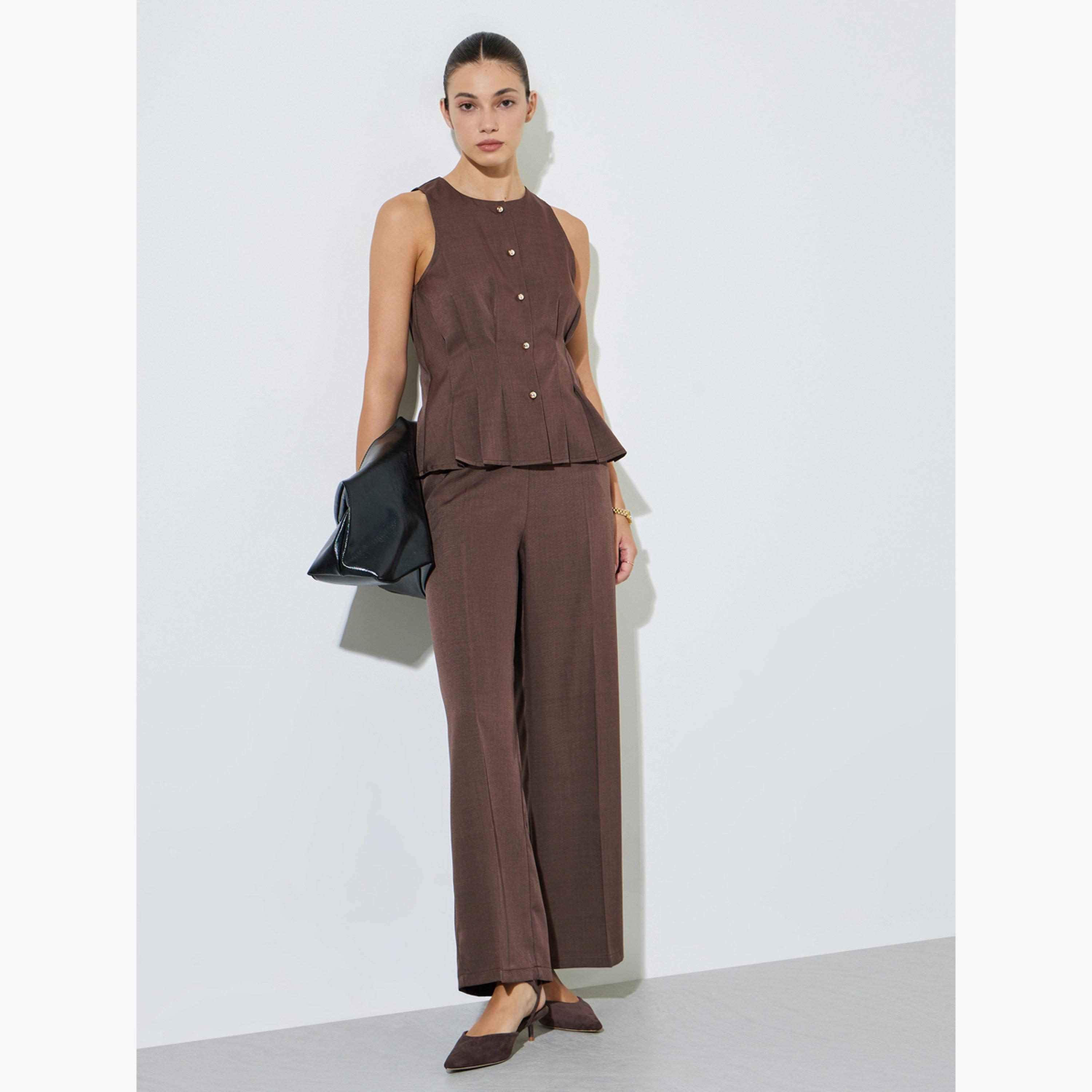 ستايلي - بلوزة بنية اللون بدون أكمام بتصميم بيبلوم وتفاصيل طيات مطوية-women-clothing-shirtsandblouses-blouses-image-2