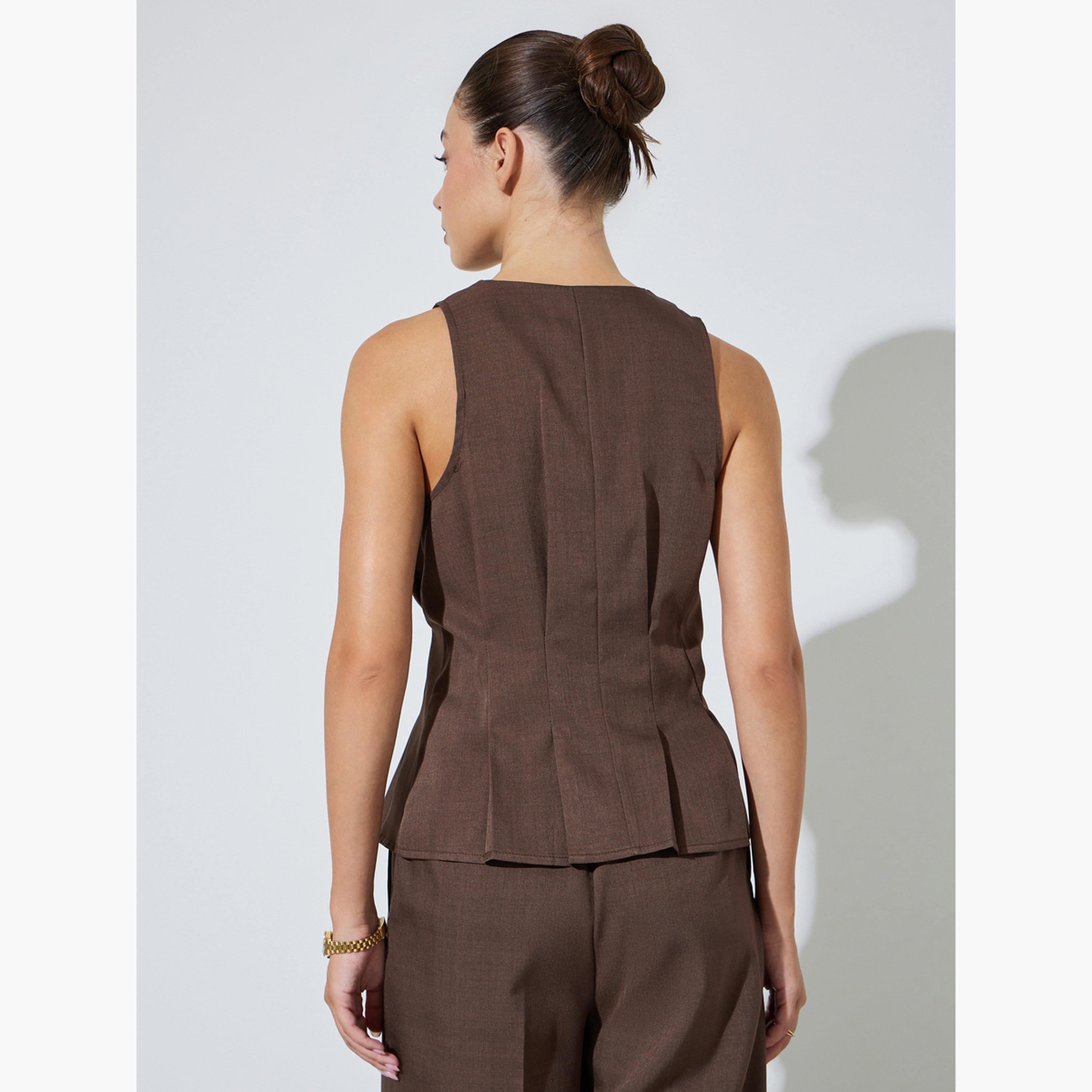 ستايلي - بلوزة بنية اللون بدون أكمام بتصميم بيبلوم وتفاصيل طيات مطوية-women-clothing-shirtsandblouses-blouses-image-3