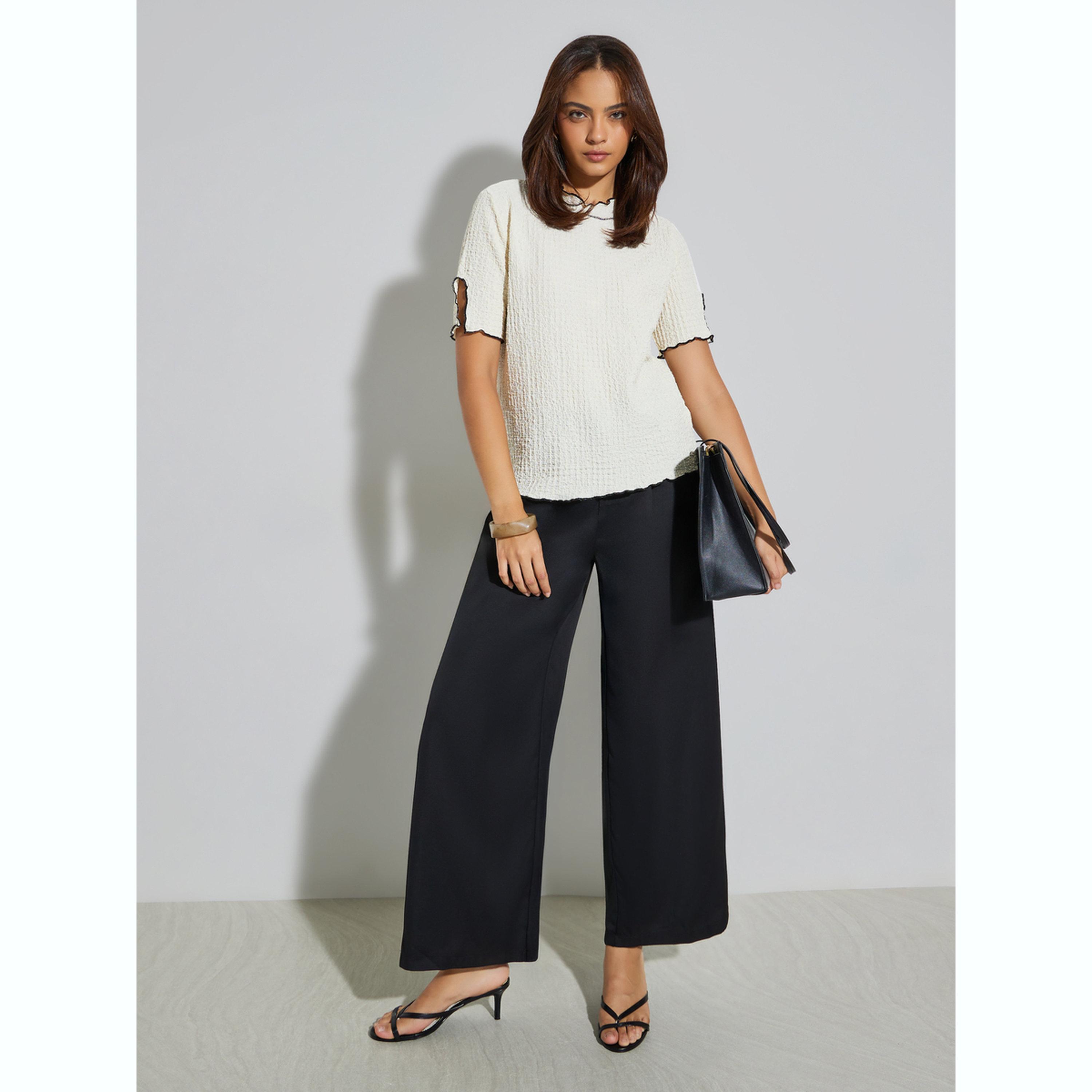 بلوزة كاجوال بأكمام قصيرة وتفاصيل بارزة الملمس-women-clothing-shirtsandblouses-blouses-image-2