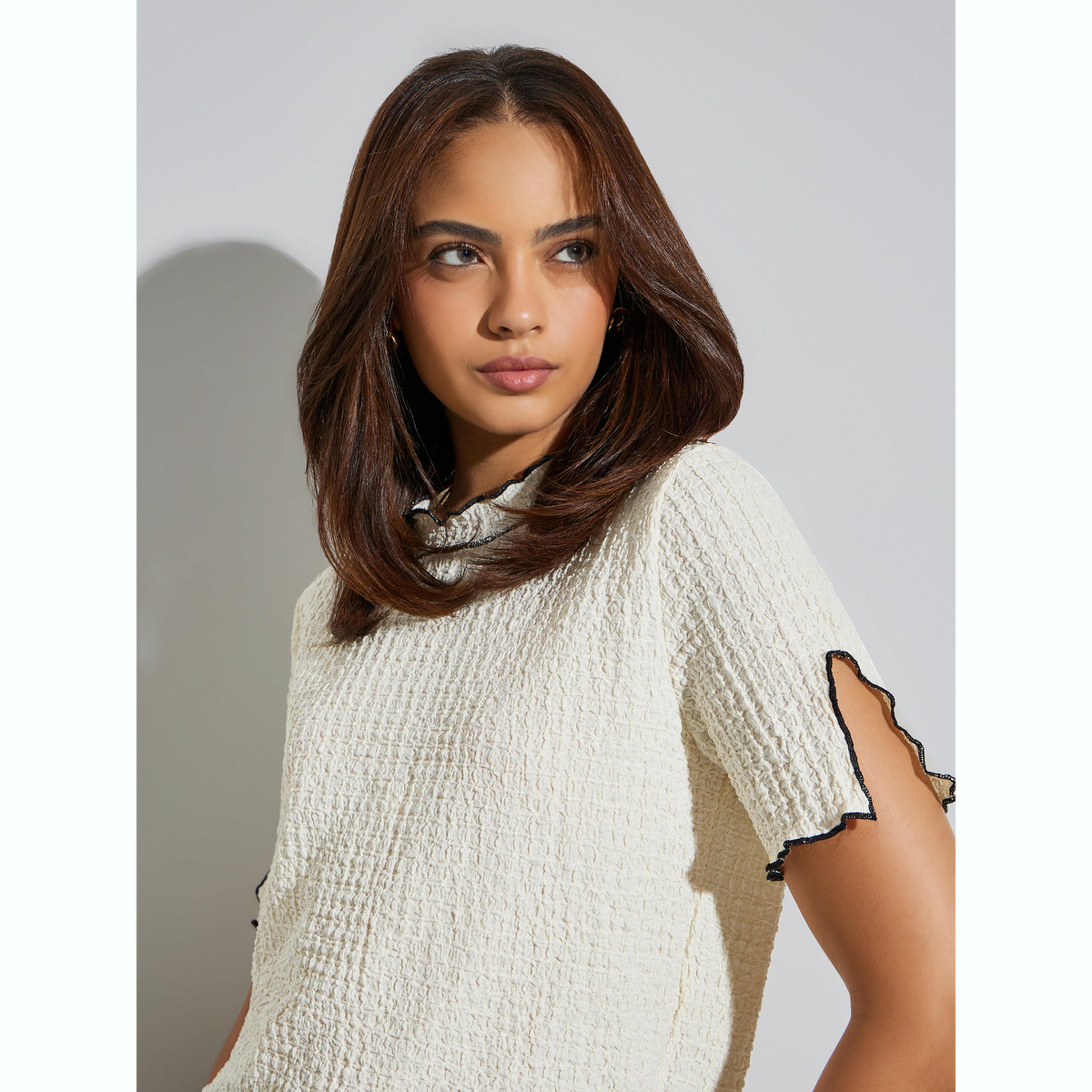 بلوزة كاجوال بأكمام قصيرة وتفاصيل بارزة الملمس-women-clothing-shirtsandblouses-blouses-image-3