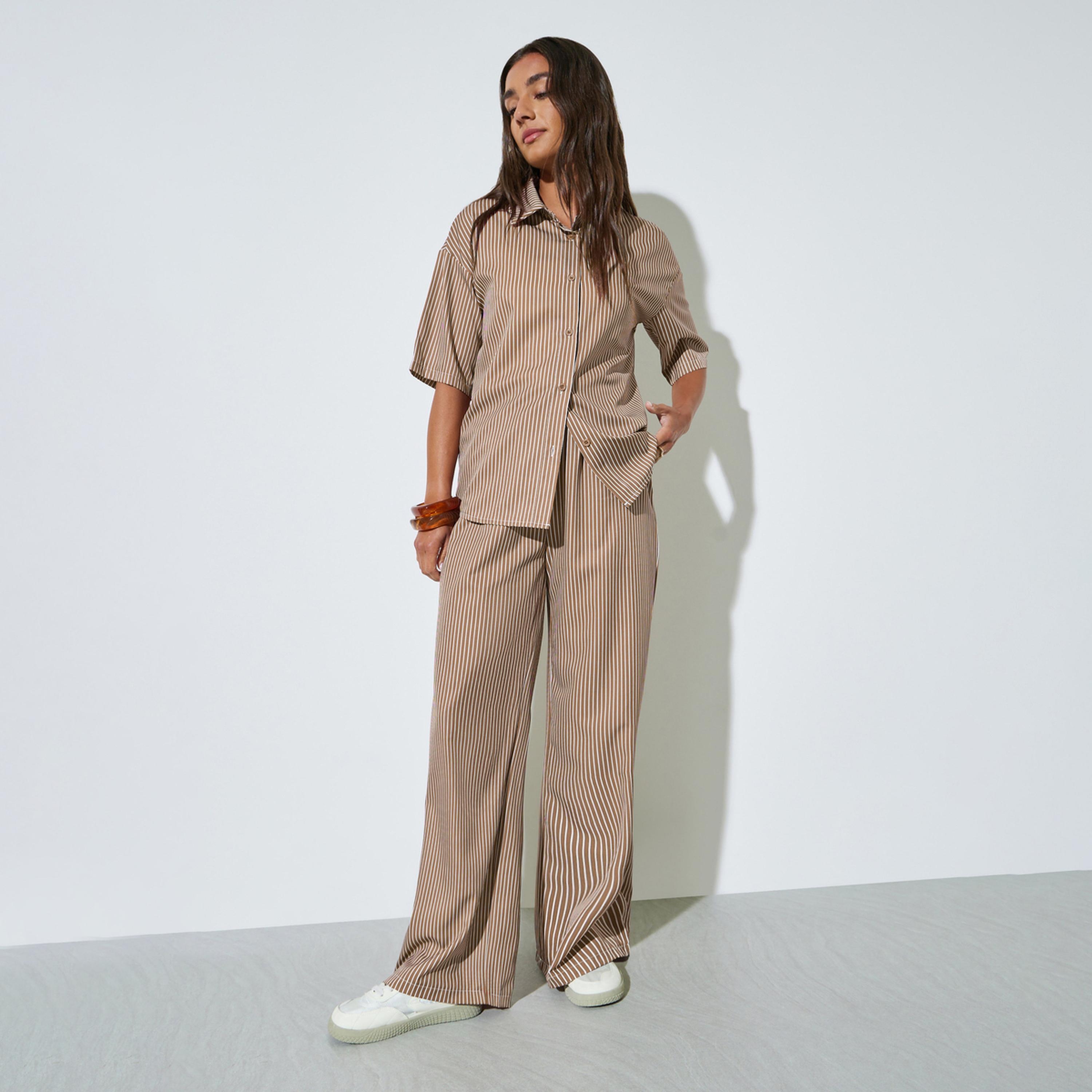 مجموعة من بنطال بأرجل واسعة وبلوزة مخططة بقصة واسعة-women-clothing-coordsets-image-1