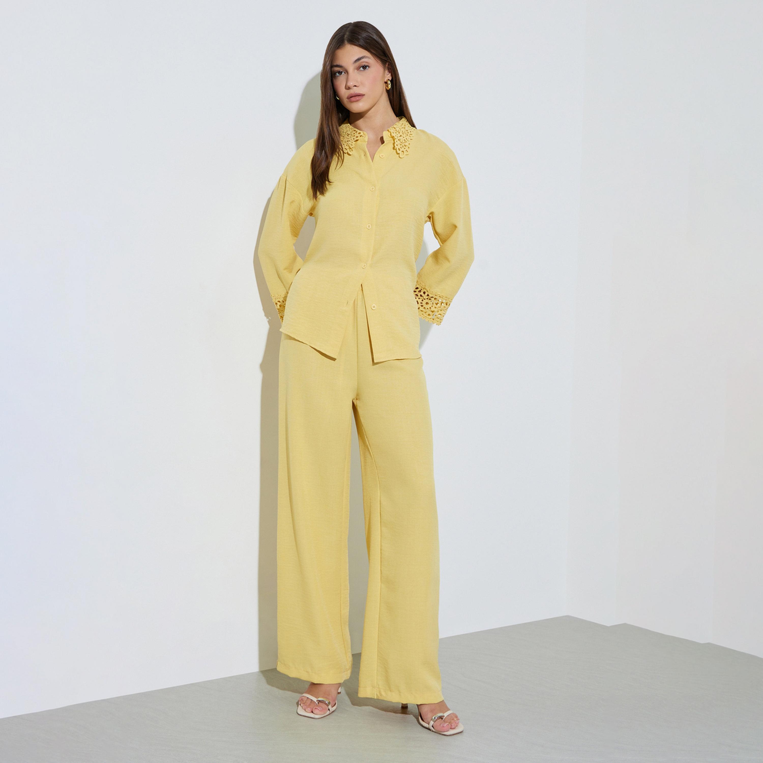 طقم منسق من بنطال بأرجل واسعة وقميص بتفاصيل دانتيل-women-clothing-coordsets-image-1