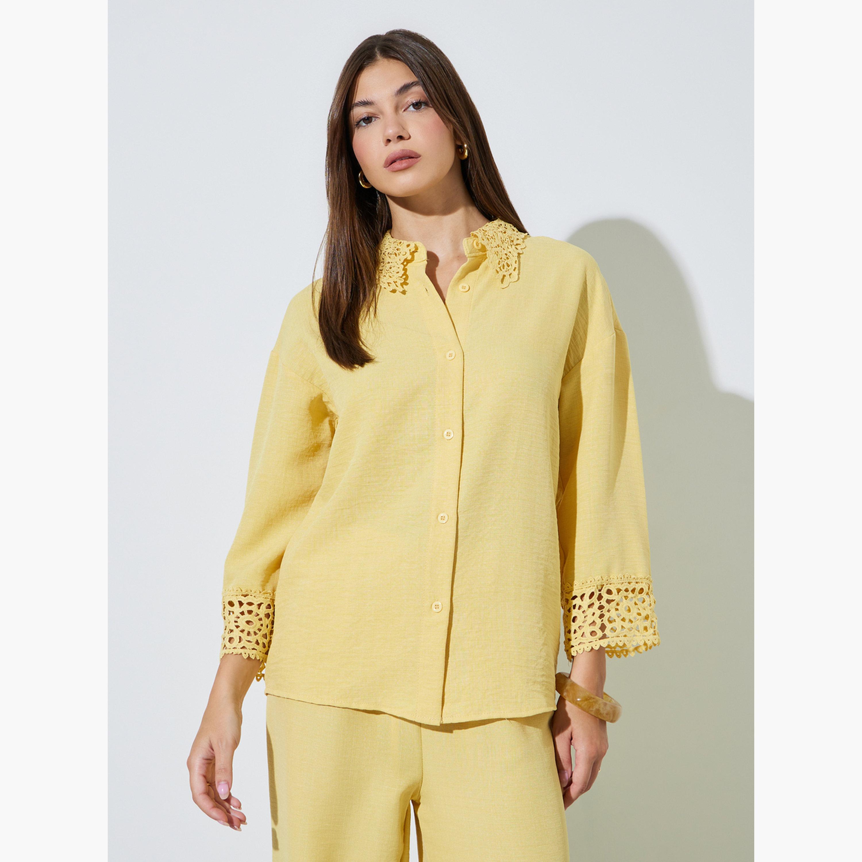 طقم منسق من بنطال بأرجل واسعة وقميص بتفاصيل دانتيل-women-clothing-coordsets-image-2