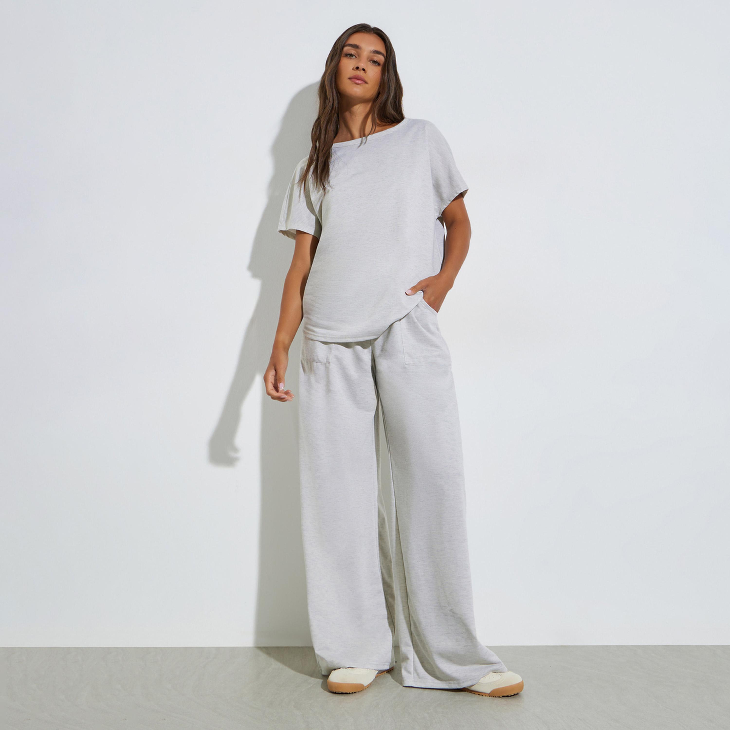 طقم منسق من جوغر بأرجل واسعة وبلوزة مريحة سادة-women-clothing-coordsets-image-1
