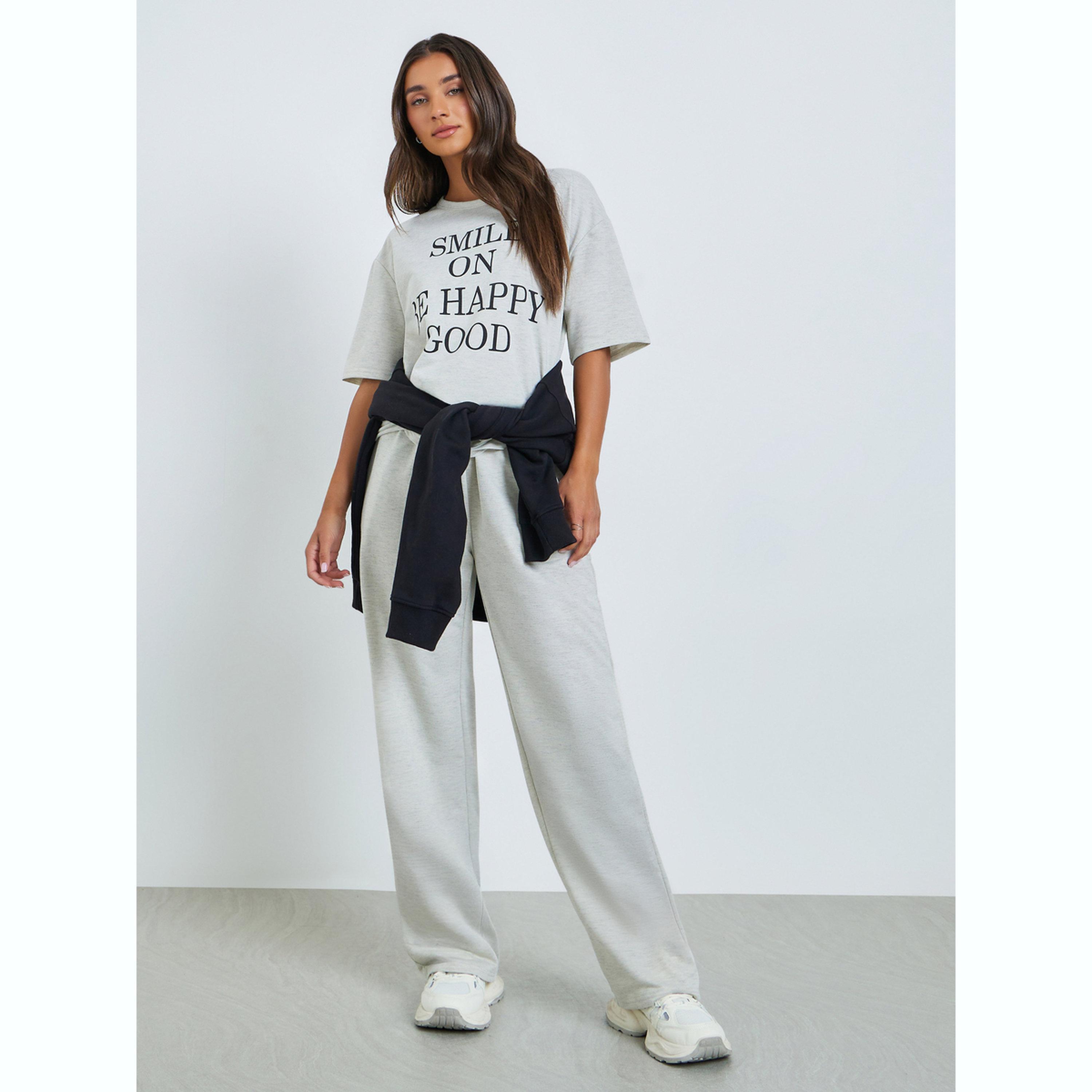 طقم منسق من بنطال مريح وتيشيرت بنمط طبعة كتابة-women-clothing-coordsets-image-3