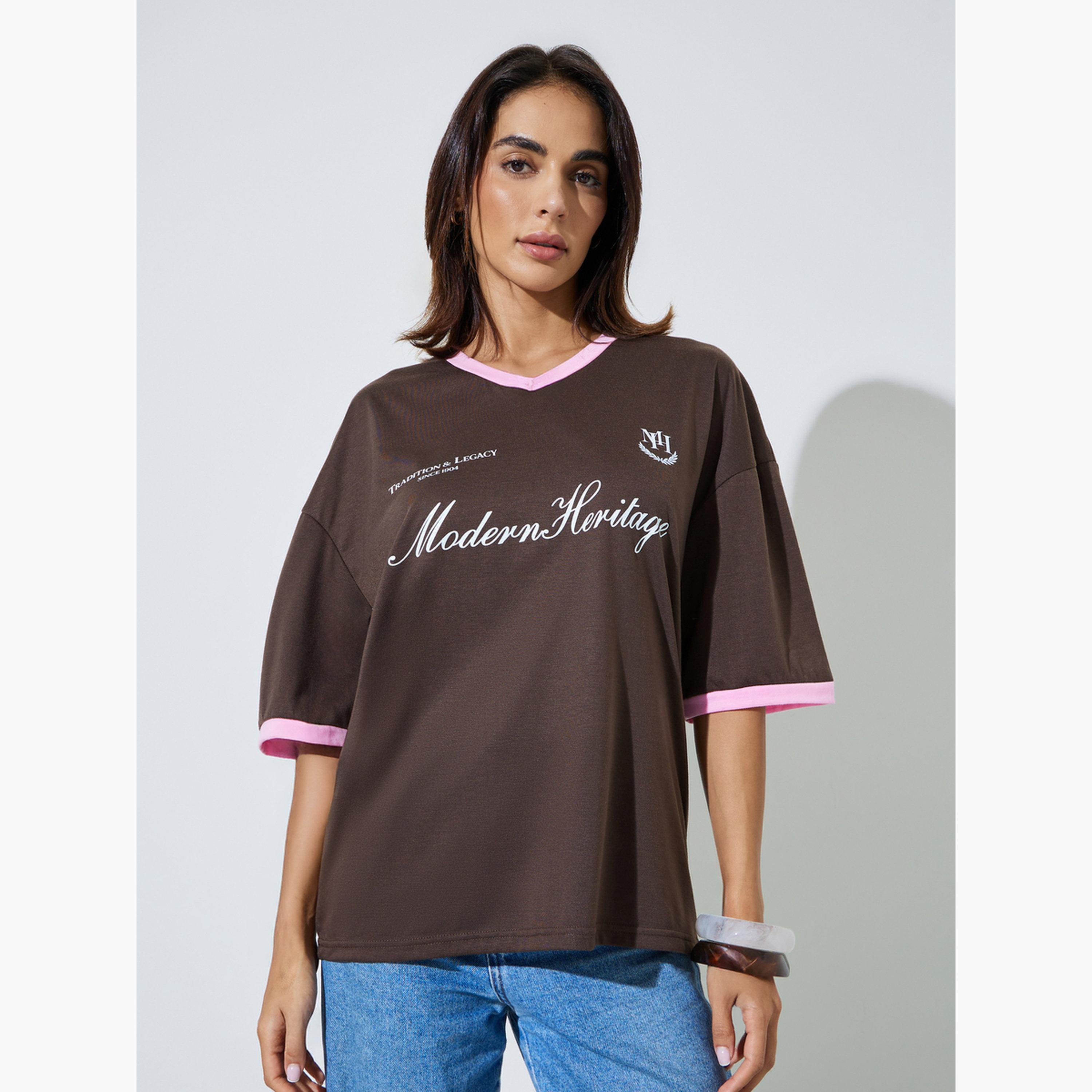 V تيشيرت واسع بطبعة جرافيك وياقة-women-clothing-tshirts-image-1