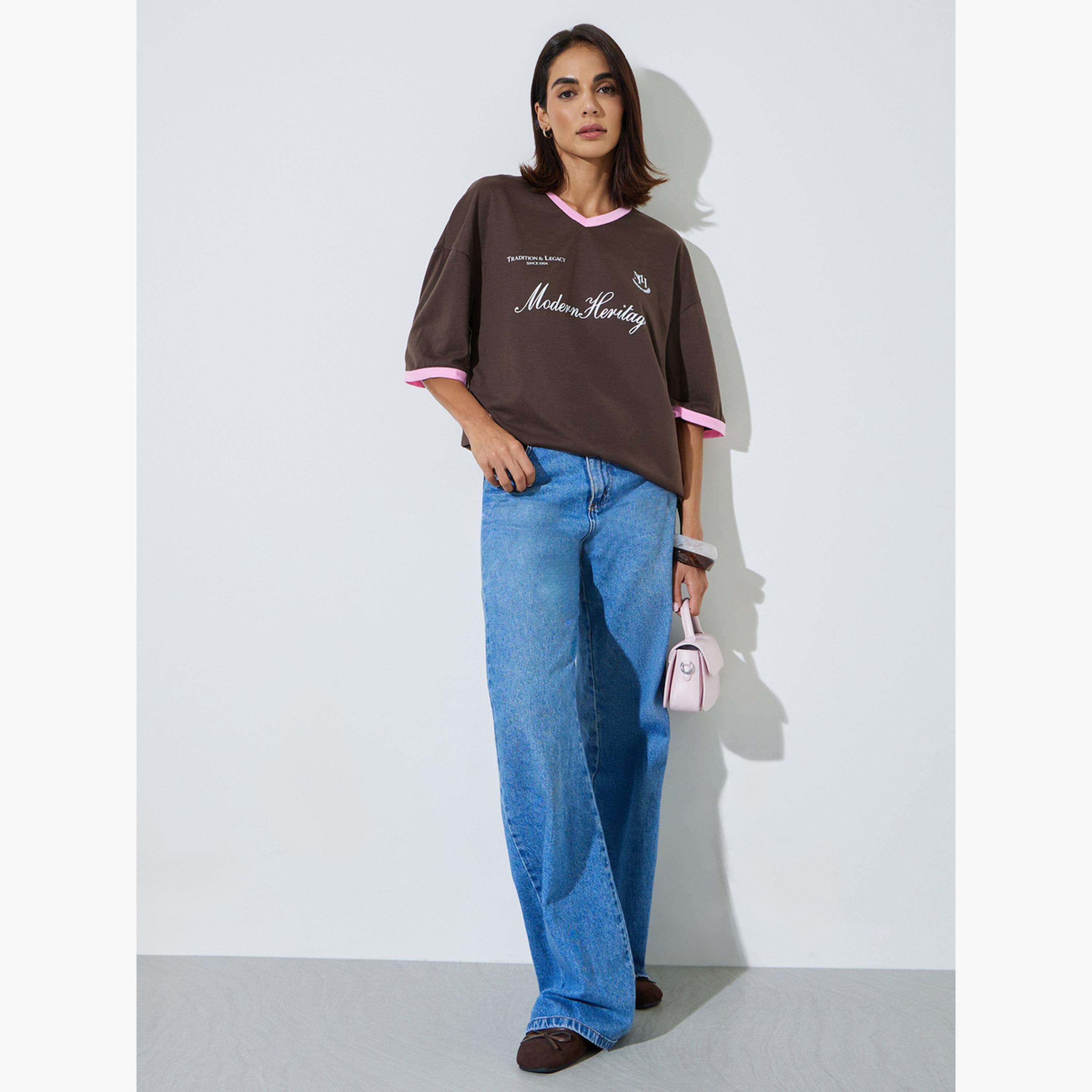V تيشيرت واسع بطبعة جرافيك وياقة-women-clothing-tshirts-image-2