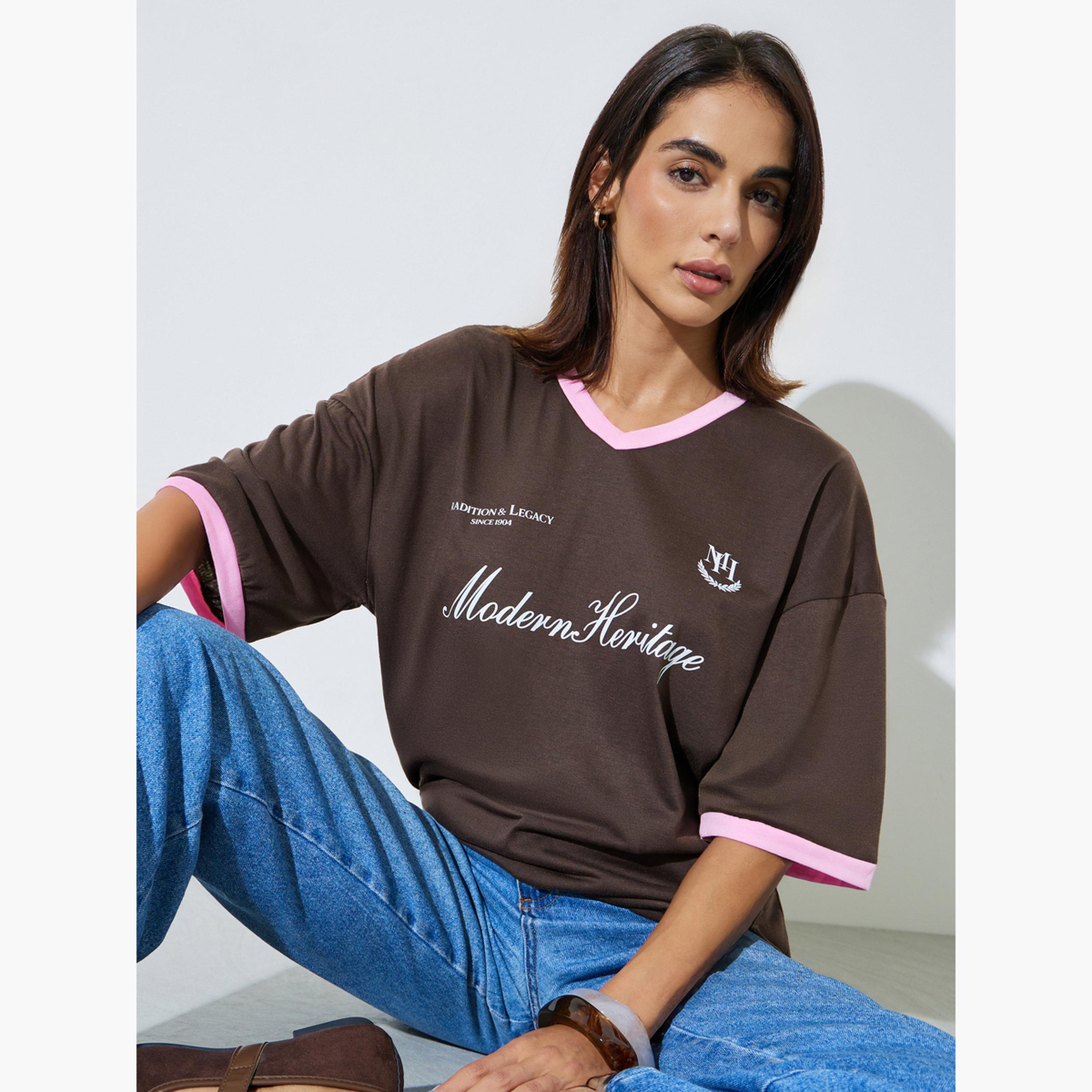 V تيشيرت واسع بطبعة جرافيك وياقة-women-clothing-tshirts-image-3