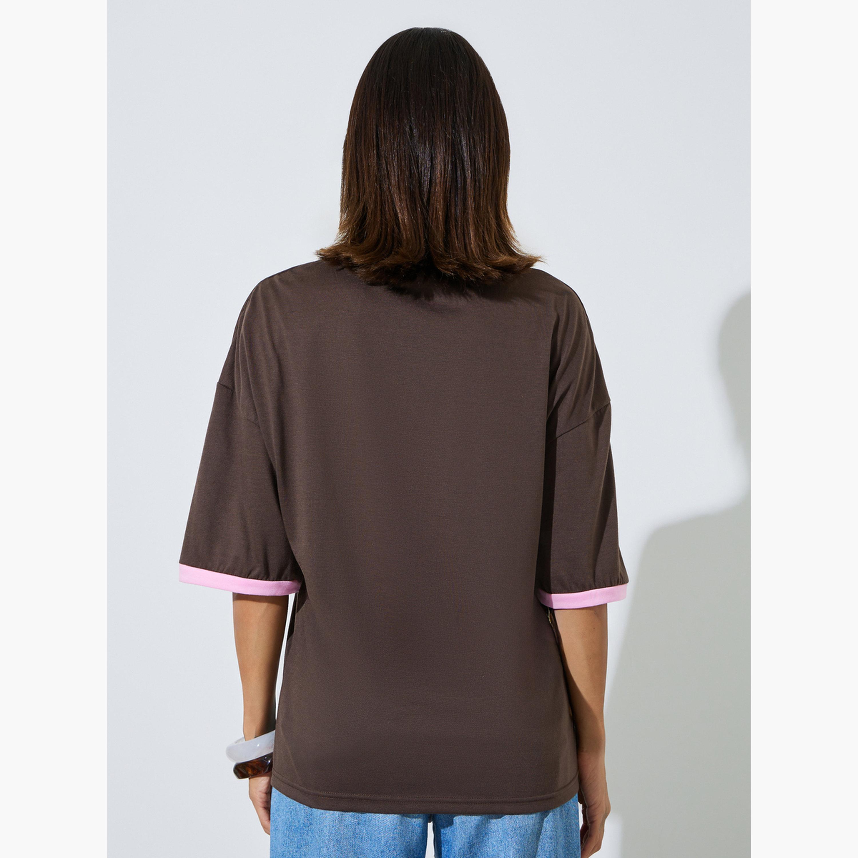 V تيشيرت واسع بطبعة جرافيك وياقة-women-clothing-tshirts-image-4