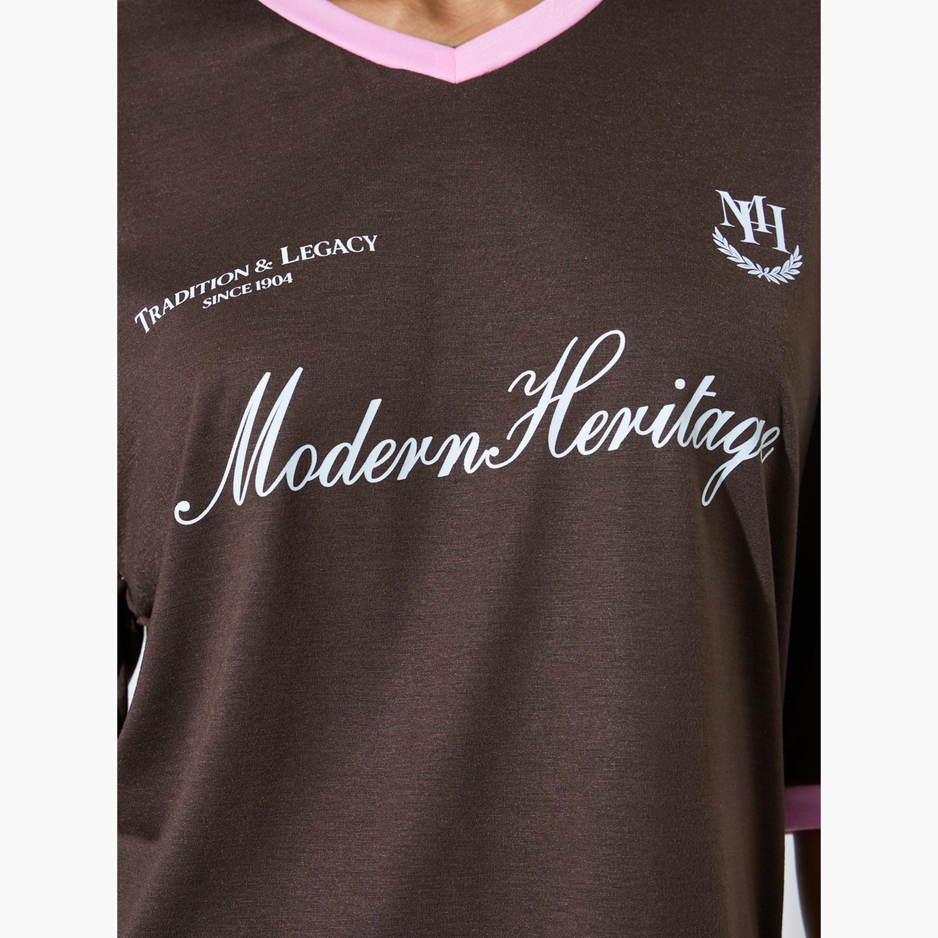 V تيشيرت واسع بطبعة جرافيك وياقة-women-clothing-tshirts-image-5