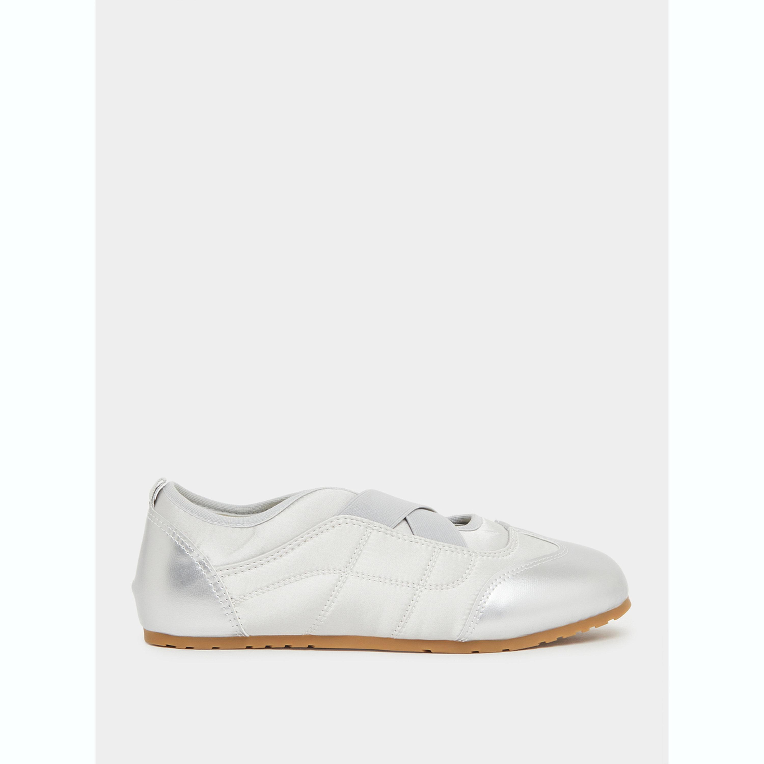 حذاء سنيكرز بمظهر ميتاليك وحواف مرنة-women-shoes-sneakers-image-2