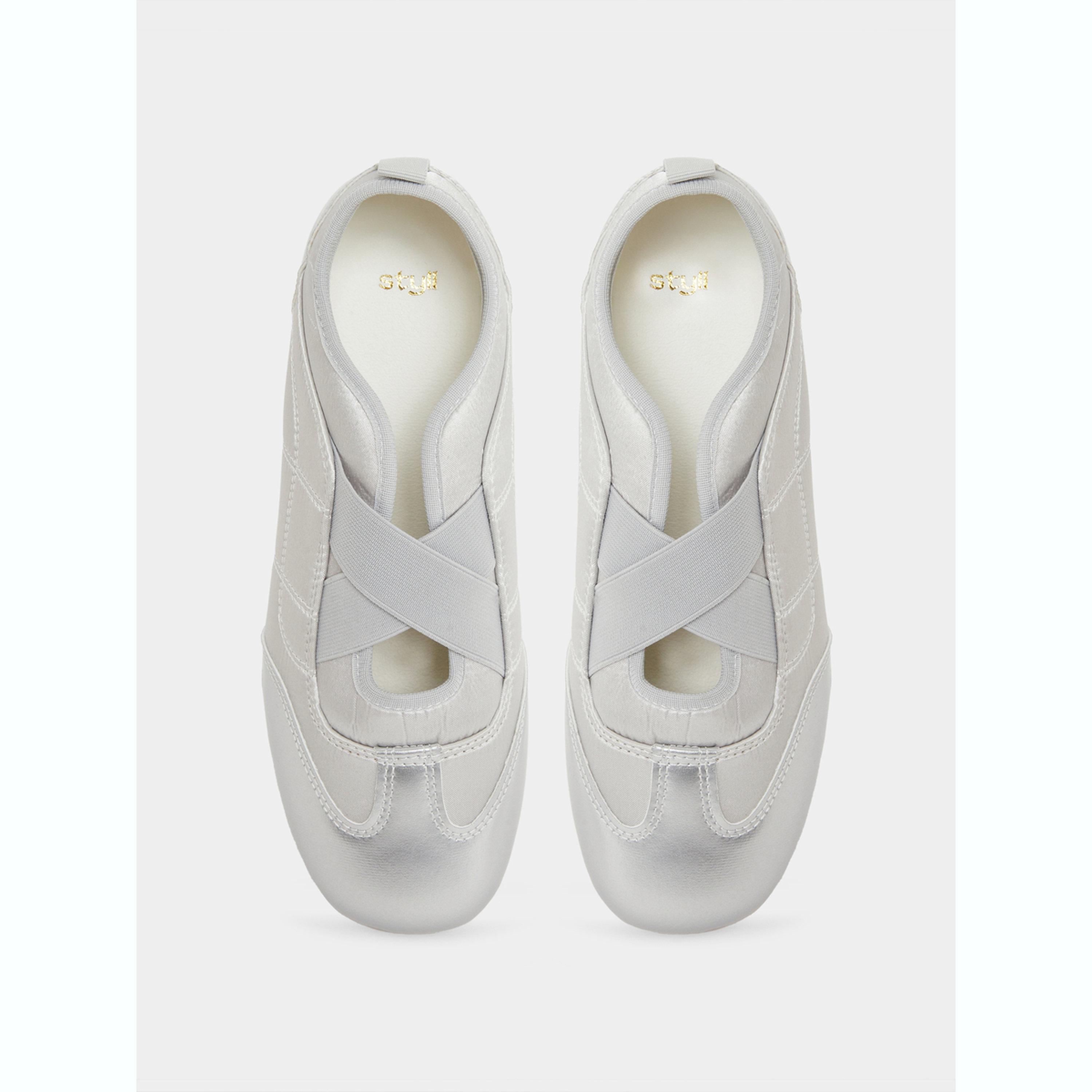 حذاء سنيكرز بمظهر ميتاليك وحواف مرنة-women-shoes-sneakers-image-3