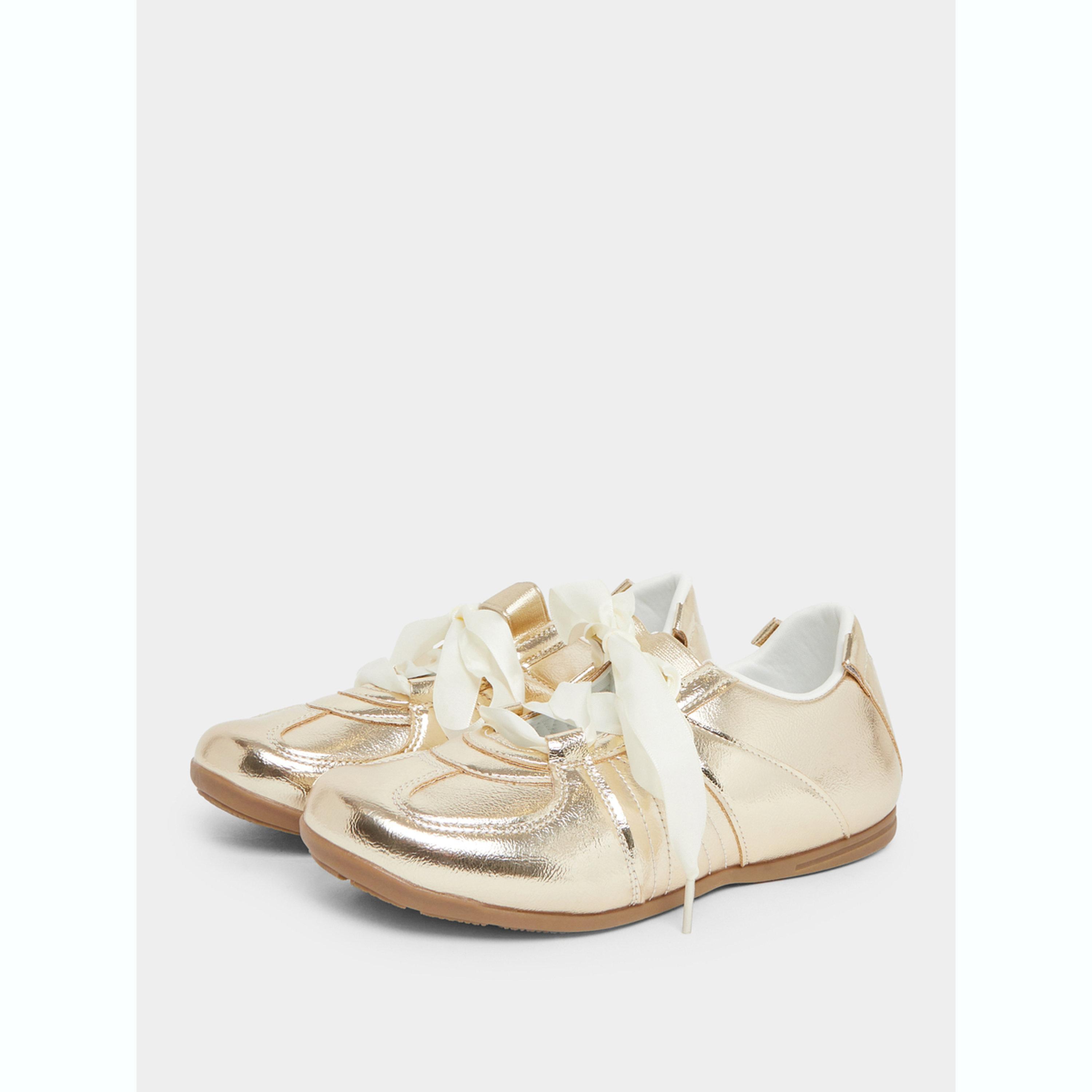 حذاء سنيكرز بمظهر ميتاليك وتفاصيل شريط-women-shoes-sneakers-image-1