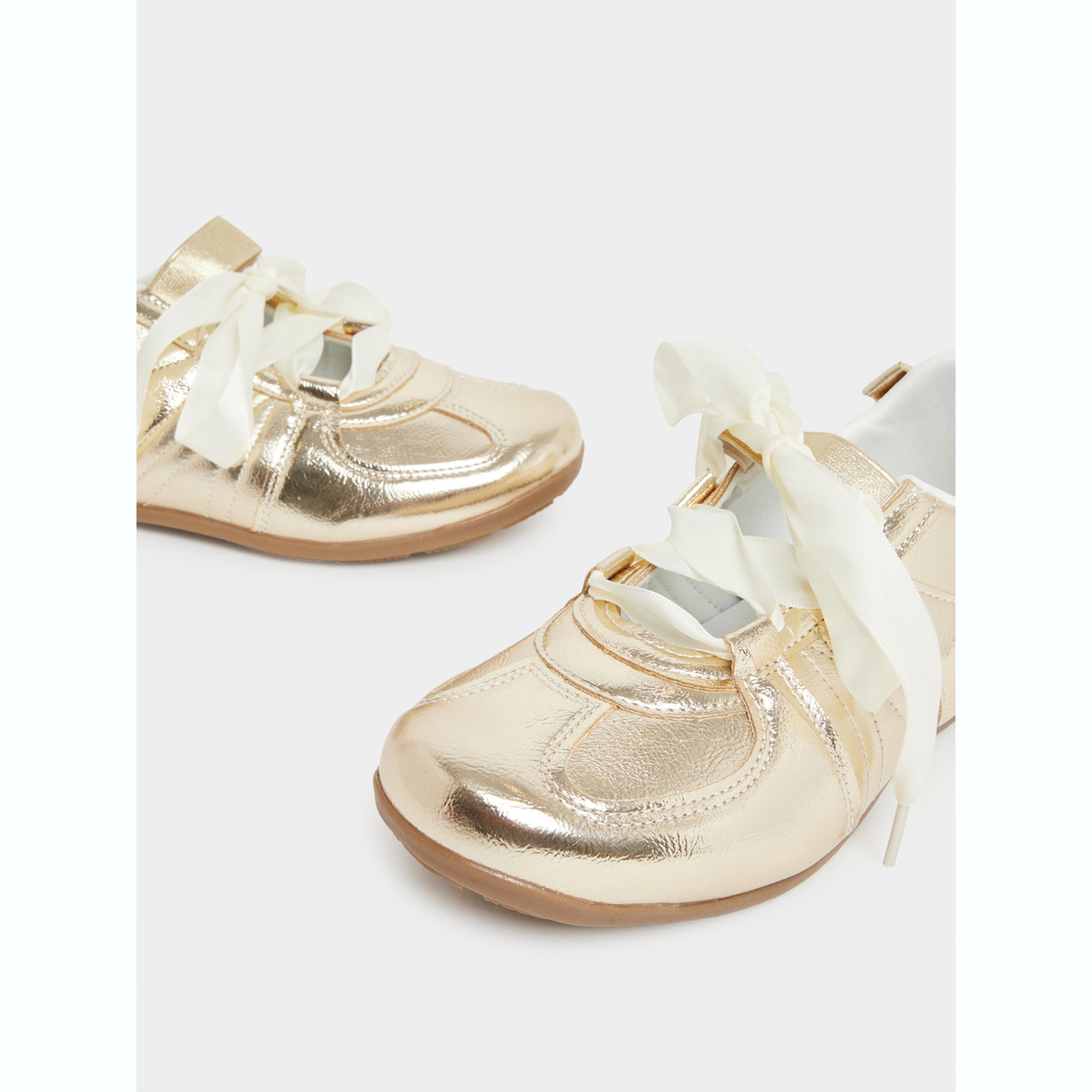 حذاء سنيكرز بمظهر ميتاليك وتفاصيل شريط-women-shoes-sneakers-image-4