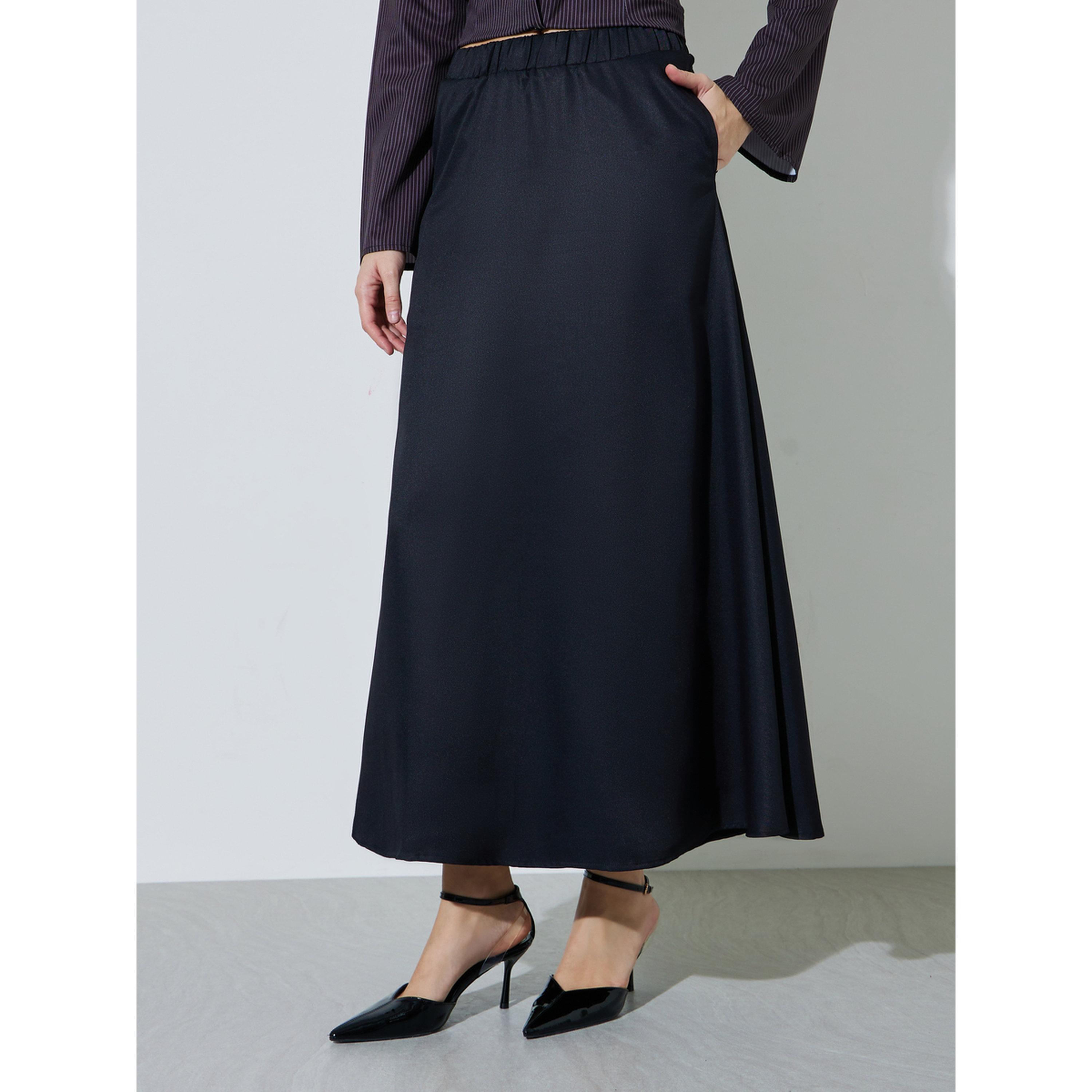 تنورة طويلة بحافة واسعة سادة وتفاصيل جيوب باللون الأسود-women-clothing-skirts-image-1