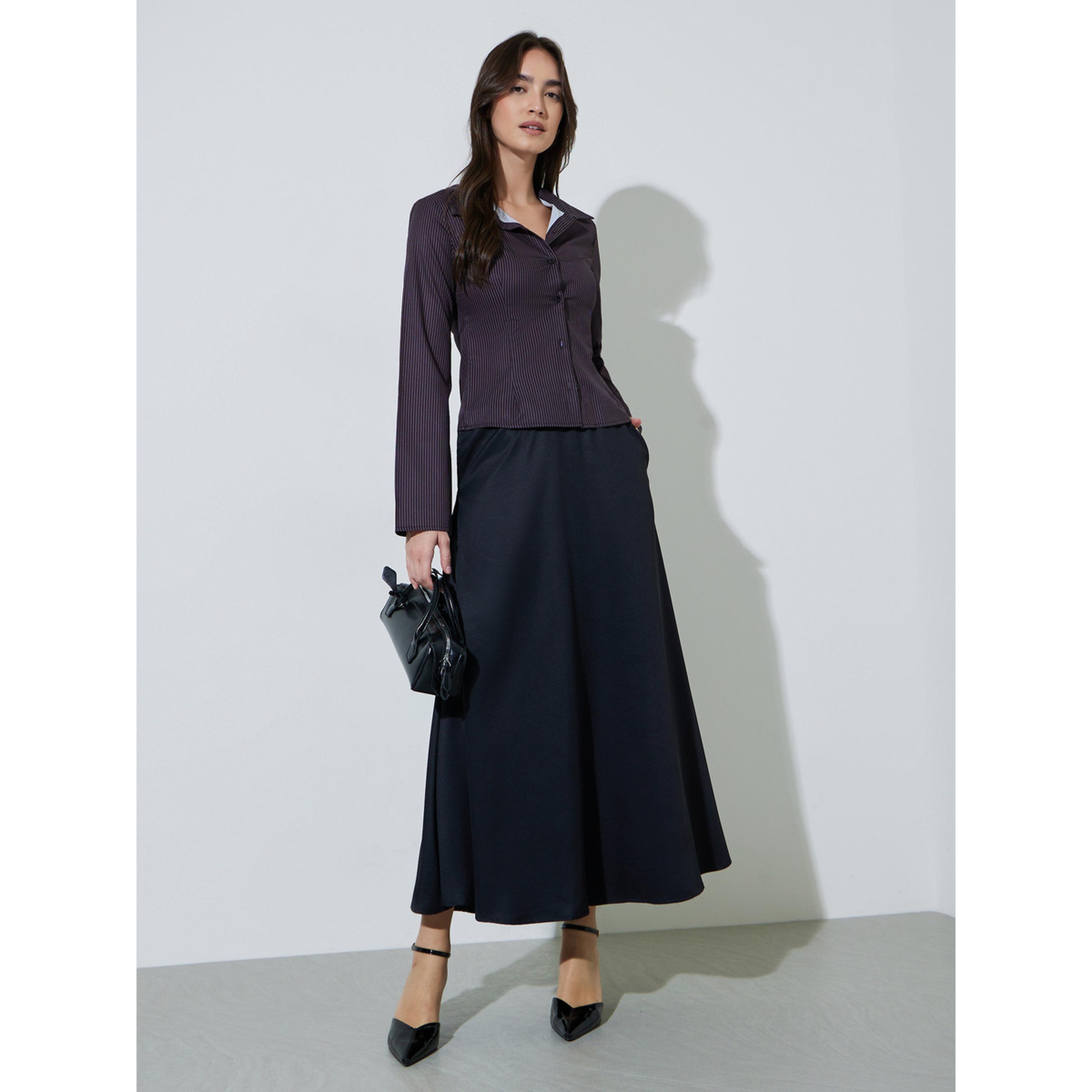 تنورة طويلة بحافة واسعة سادة وتفاصيل جيوب باللون الأسود-women-clothing-skirts-image-3