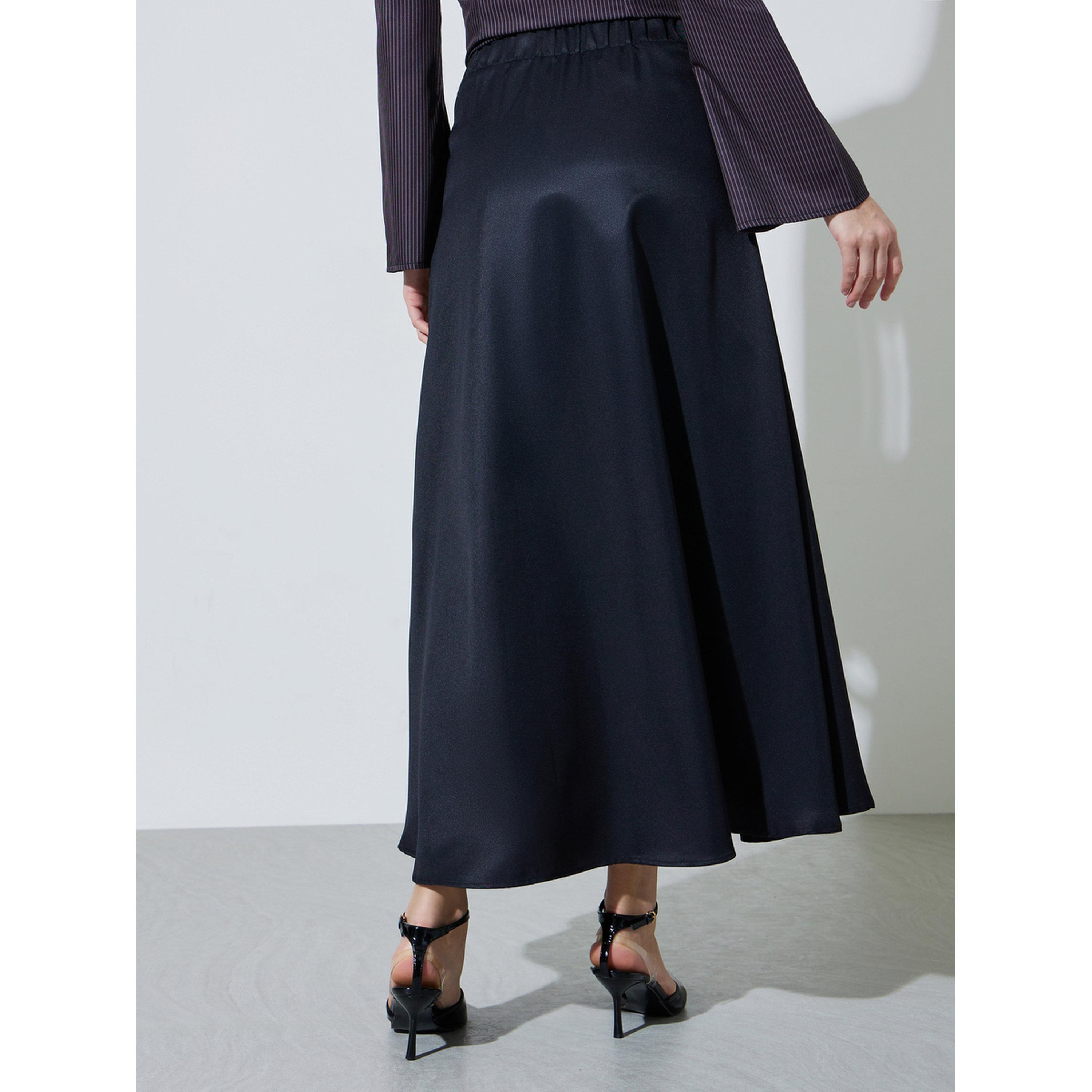 تنورة طويلة بحافة واسعة سادة وتفاصيل جيوب باللون الأسود-women-clothing-skirts-image-5