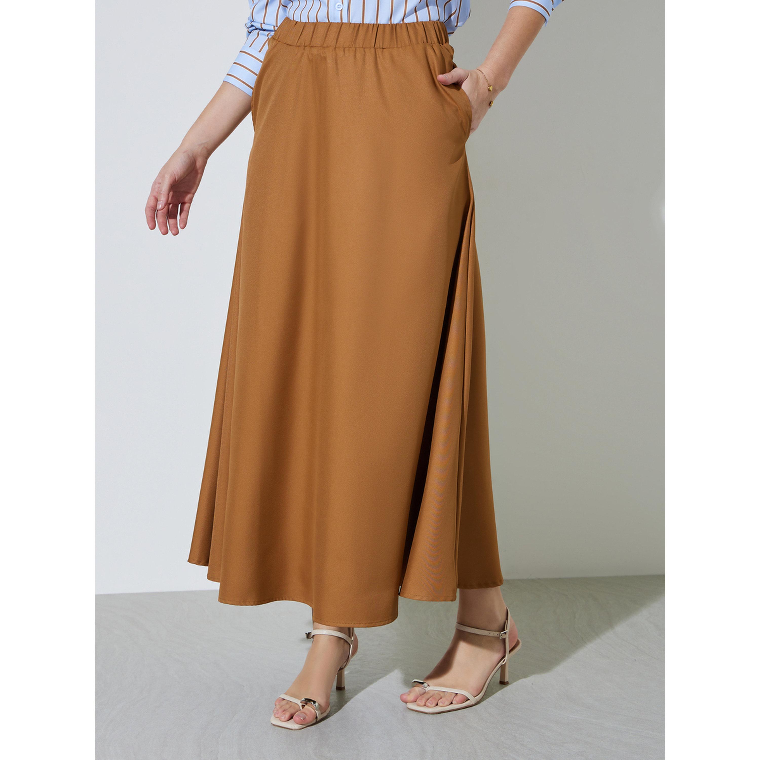 تنورة طويلة بحافة واسعة سادة وتفاصيل جيوب باللون البني-women-clothing-skirts-image-1