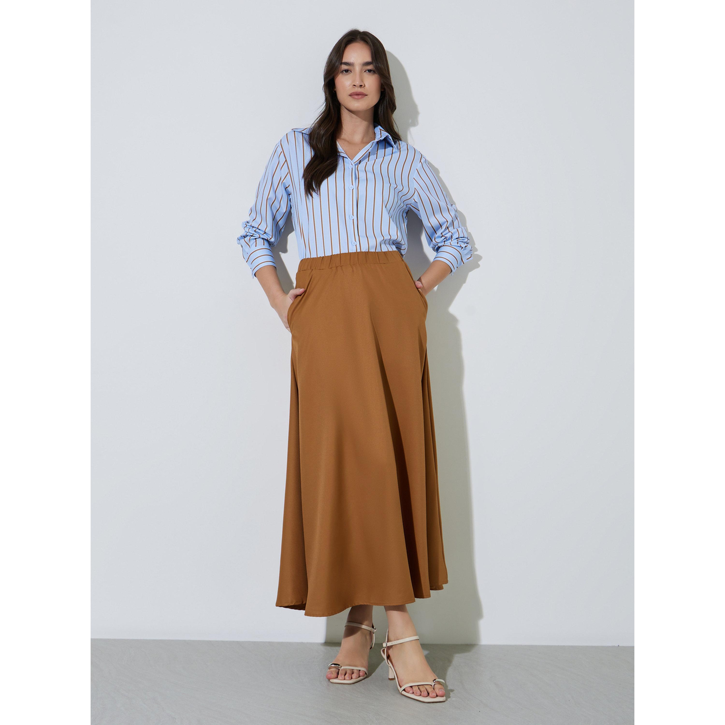 تنورة طويلة بحافة واسعة سادة وتفاصيل جيوب باللون البني-women-clothing-skirts-image-2