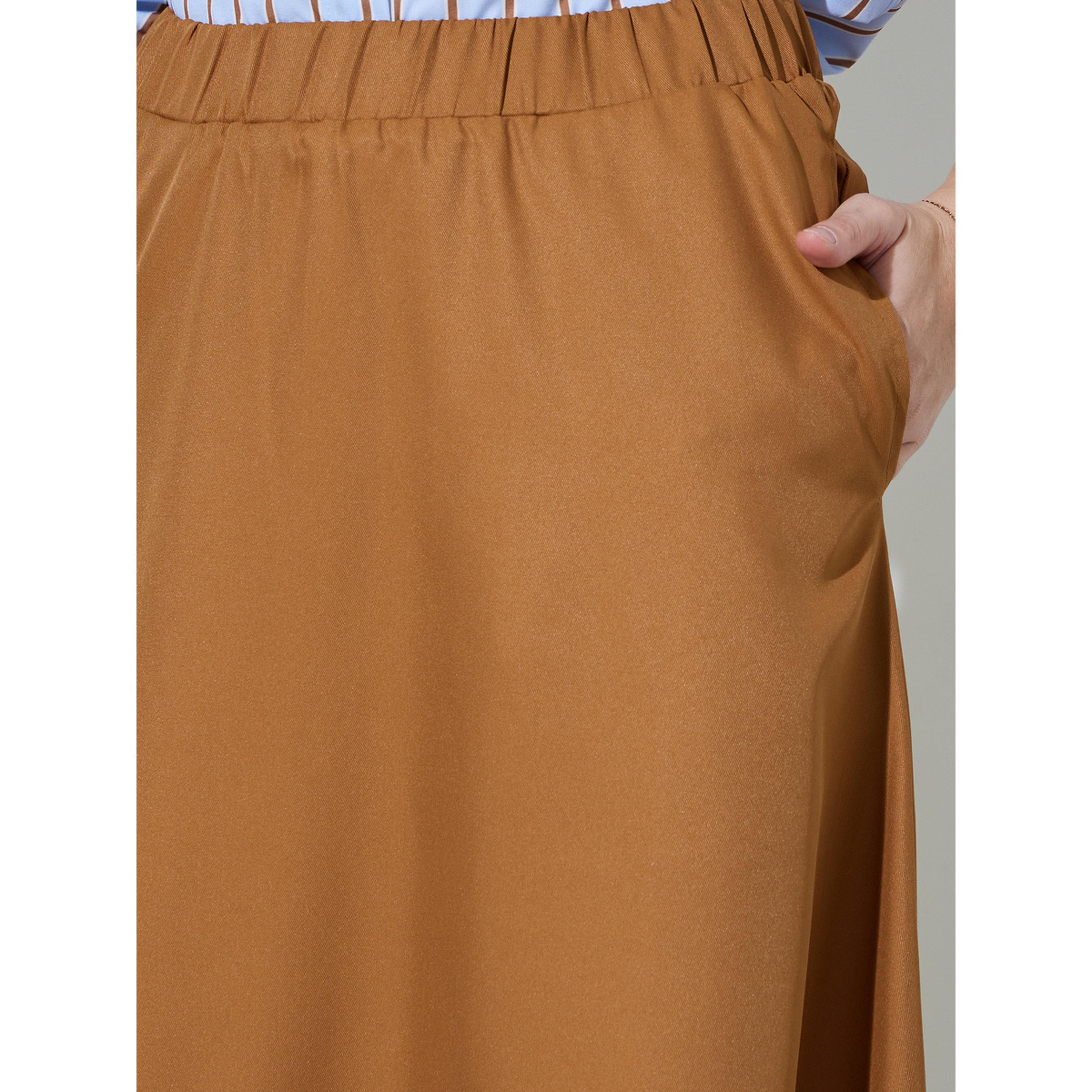 تنورة طويلة بحافة واسعة سادة وتفاصيل جيوب باللون البني-women-clothing-skirts-image-3
