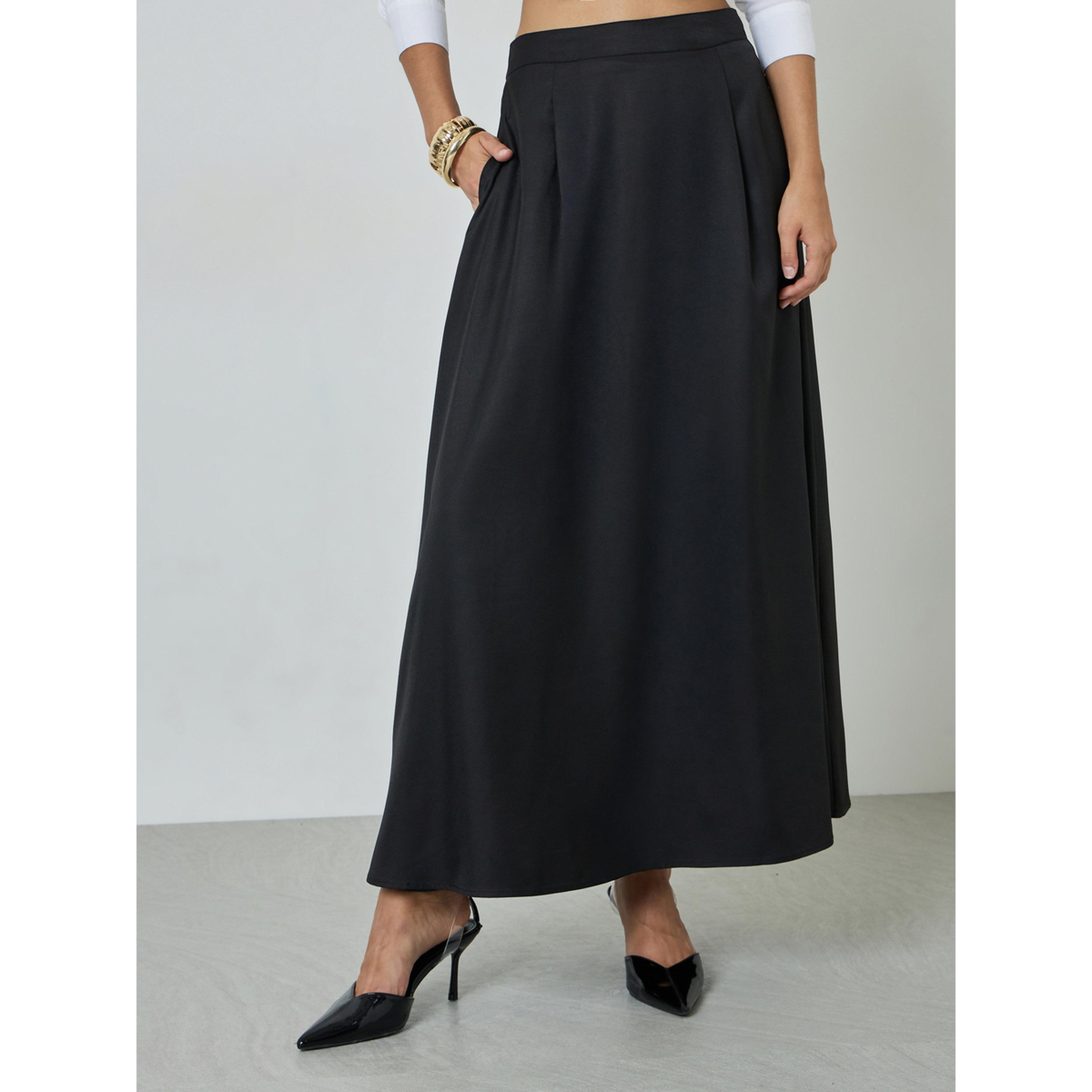تنورة طويلة بحافة واسعة بكسرات وتفاصيل جيوب أسود سادة-women-clothing-skirts-image-1