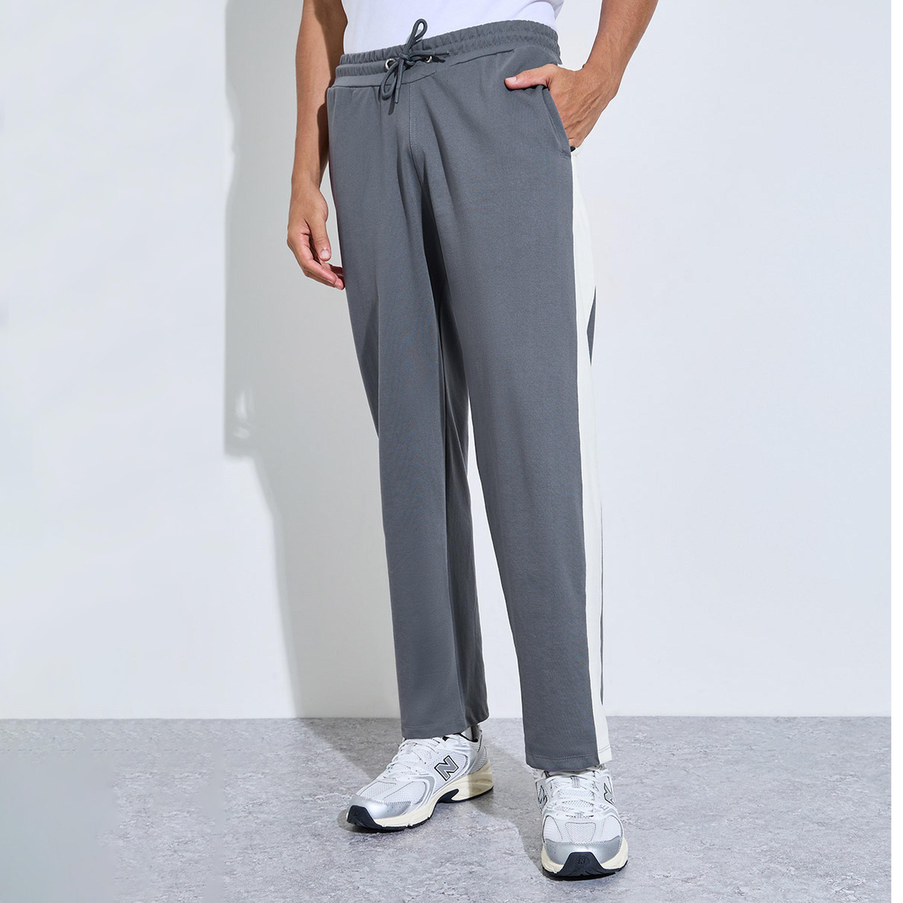 جوغر بقصة مريحة بجيوب بسحاب وأشرطة جانبية-men-clothing-joggers-image-1