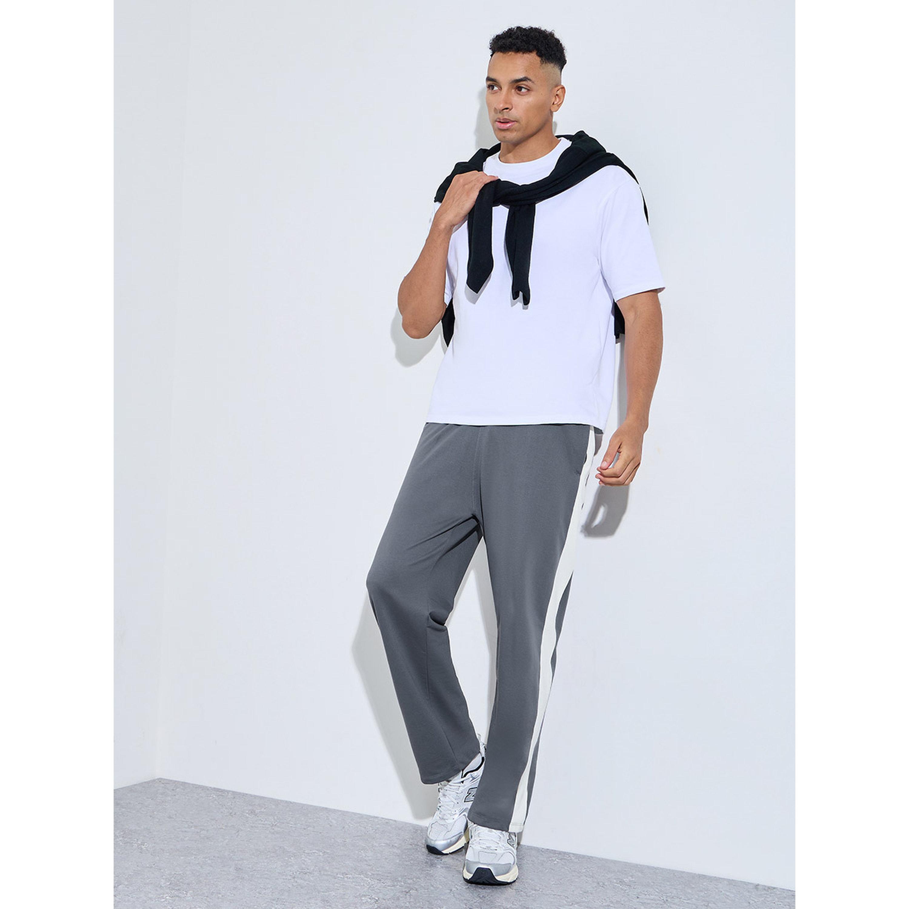 جوغر بقصة مريحة بجيوب بسحاب وأشرطة جانبية-men-clothing-joggers-image-2