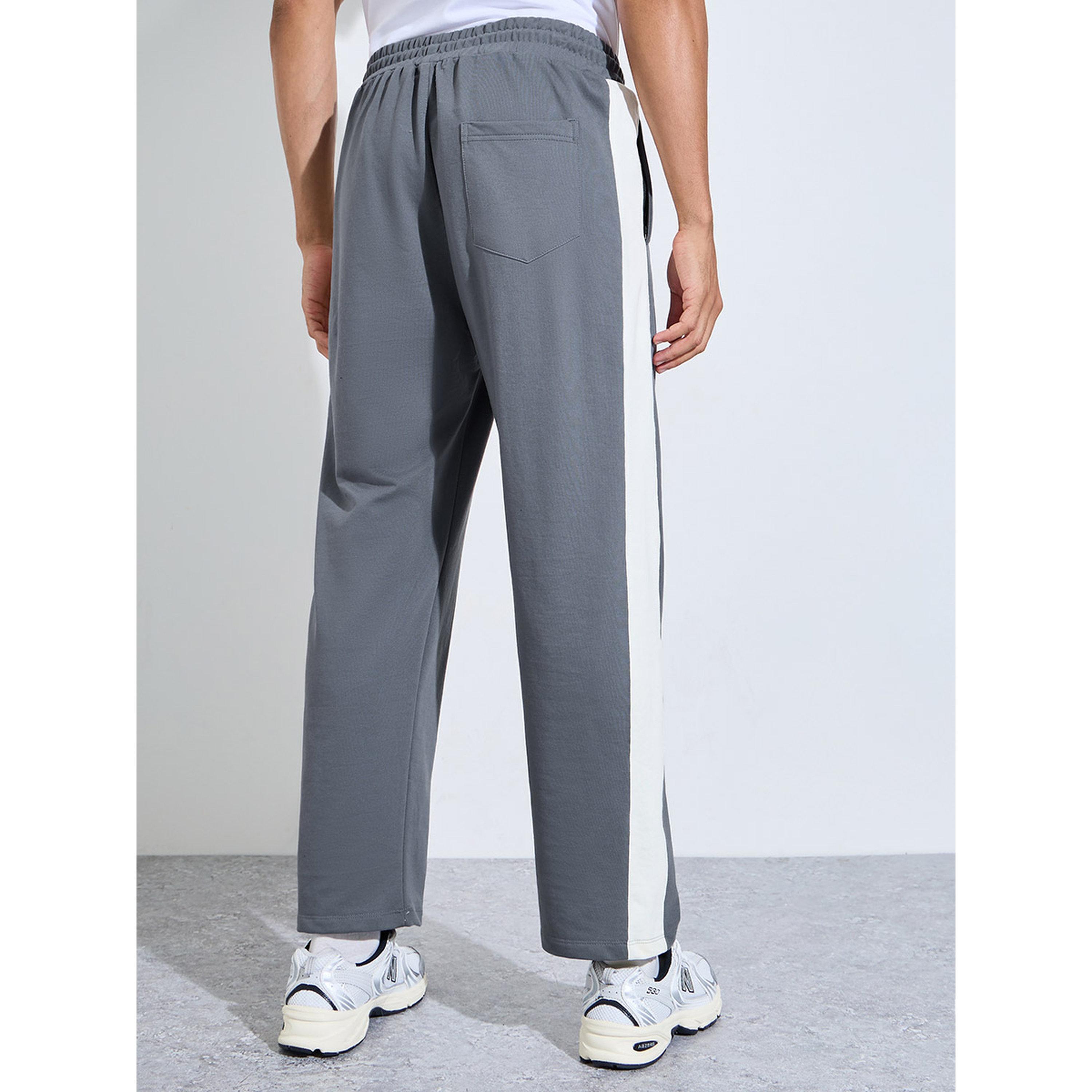جوغر بقصة مريحة بجيوب بسحاب وأشرطة جانبية-men-clothing-joggers-image-4