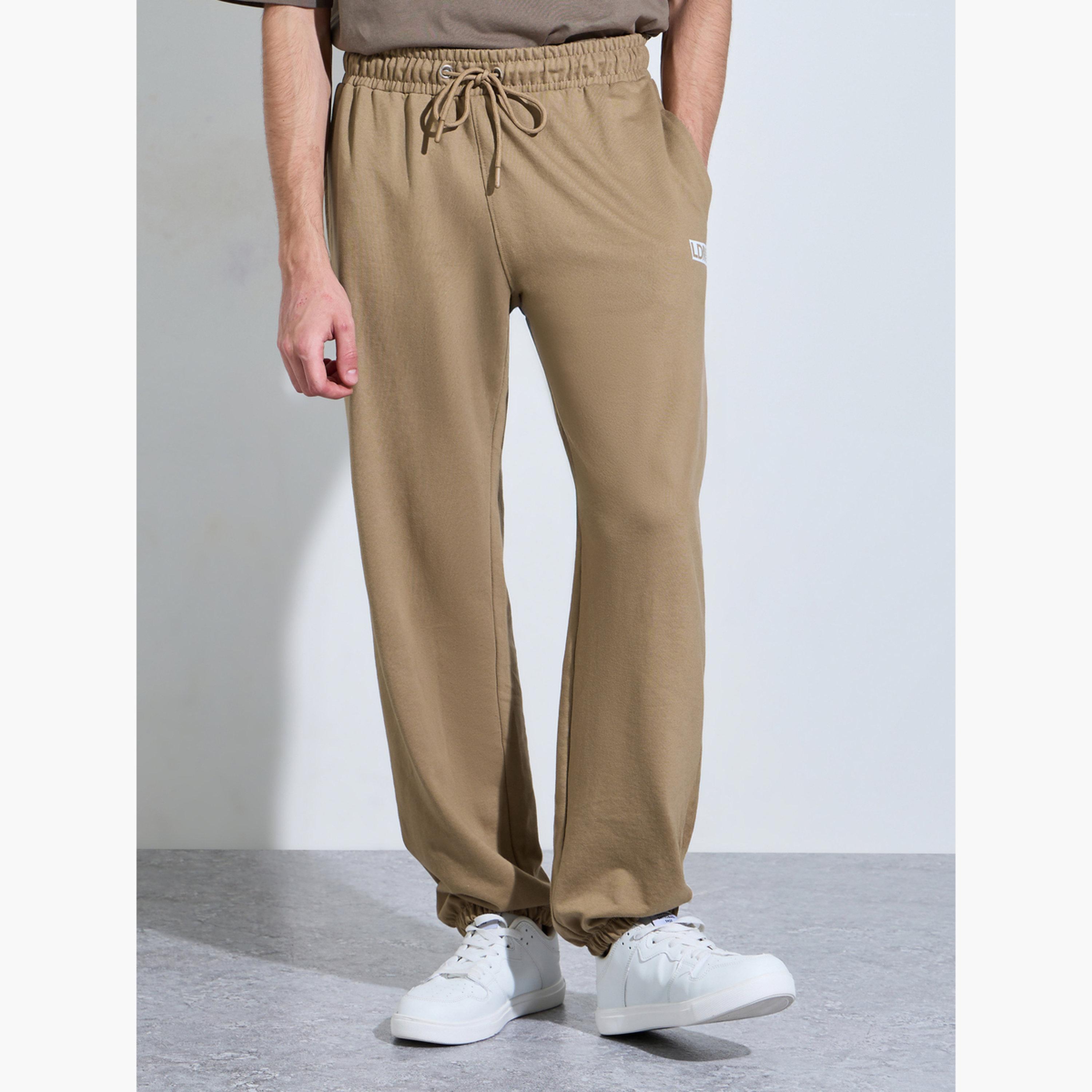 بنطال جوغر بقصة مريحة بطبعات جرافيك-men-clothing-bottoms-joggers-image-1