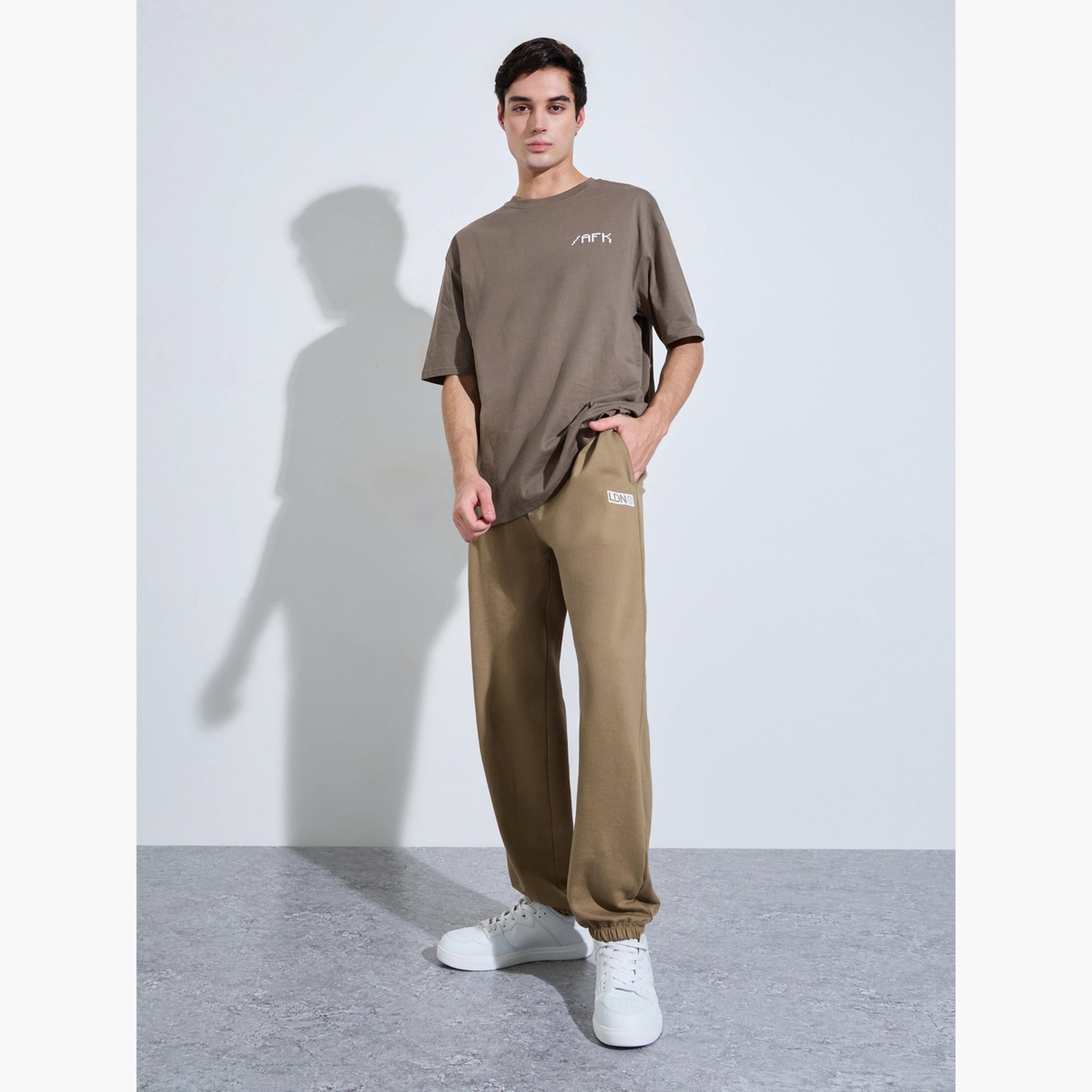بنطال جوغر بقصة مريحة بطبعات جرافيك-men-clothing-bottoms-joggers-image-2