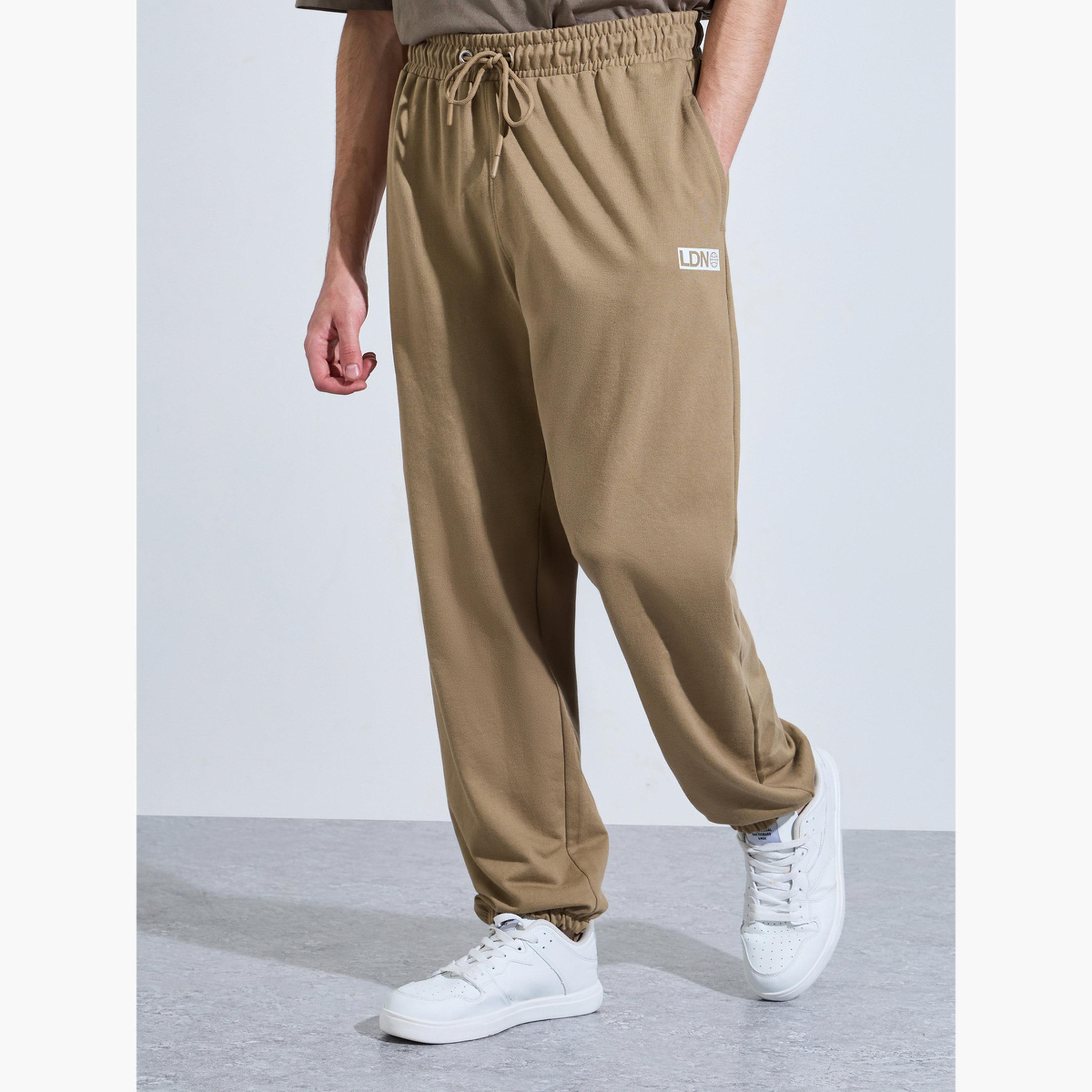 بنطال جوغر بقصة مريحة بطبعات جرافيك-men-clothing-bottoms-joggers-image-3