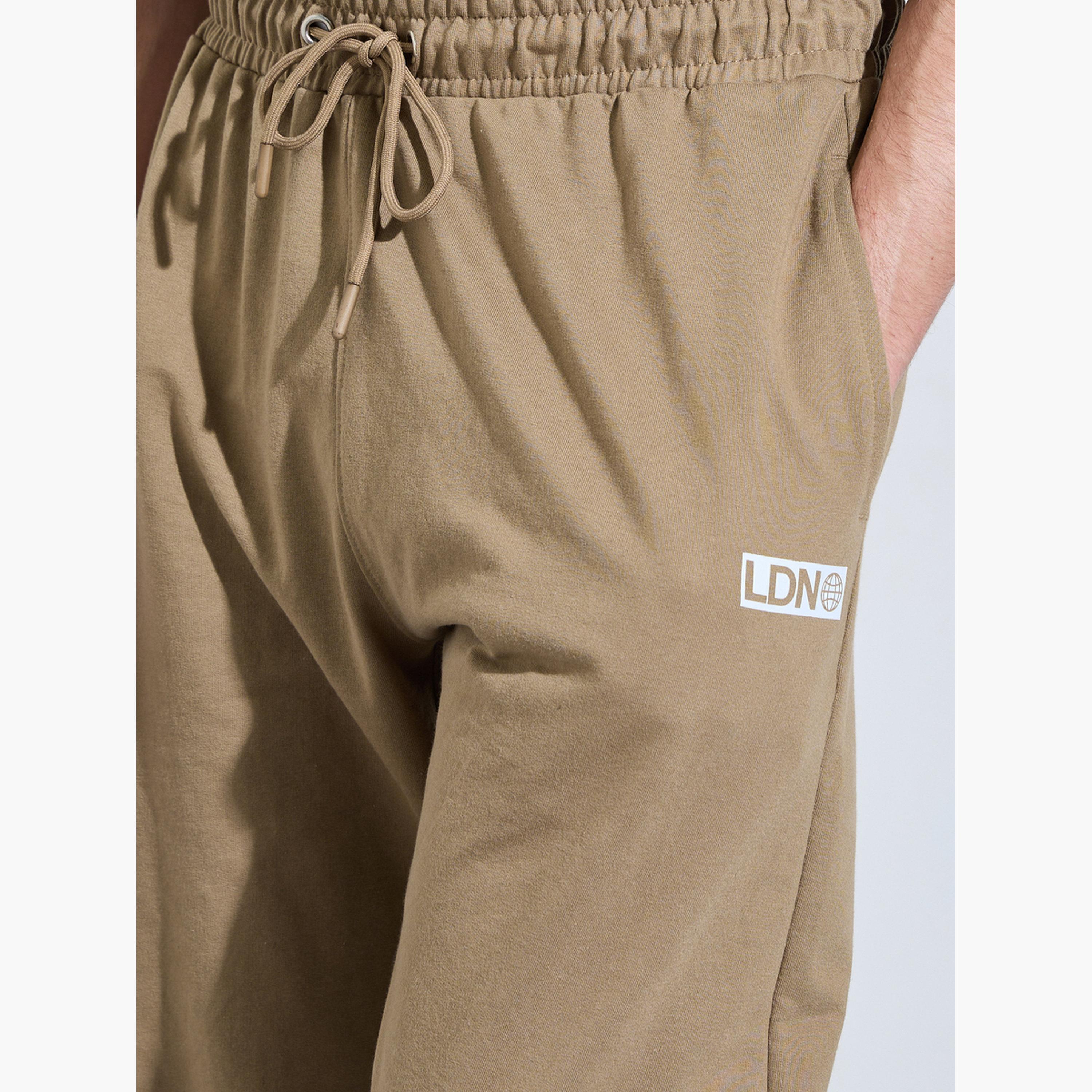 بنطال جوغر بقصة مريحة بطبعات جرافيك-men-clothing-bottoms-joggers-image-4