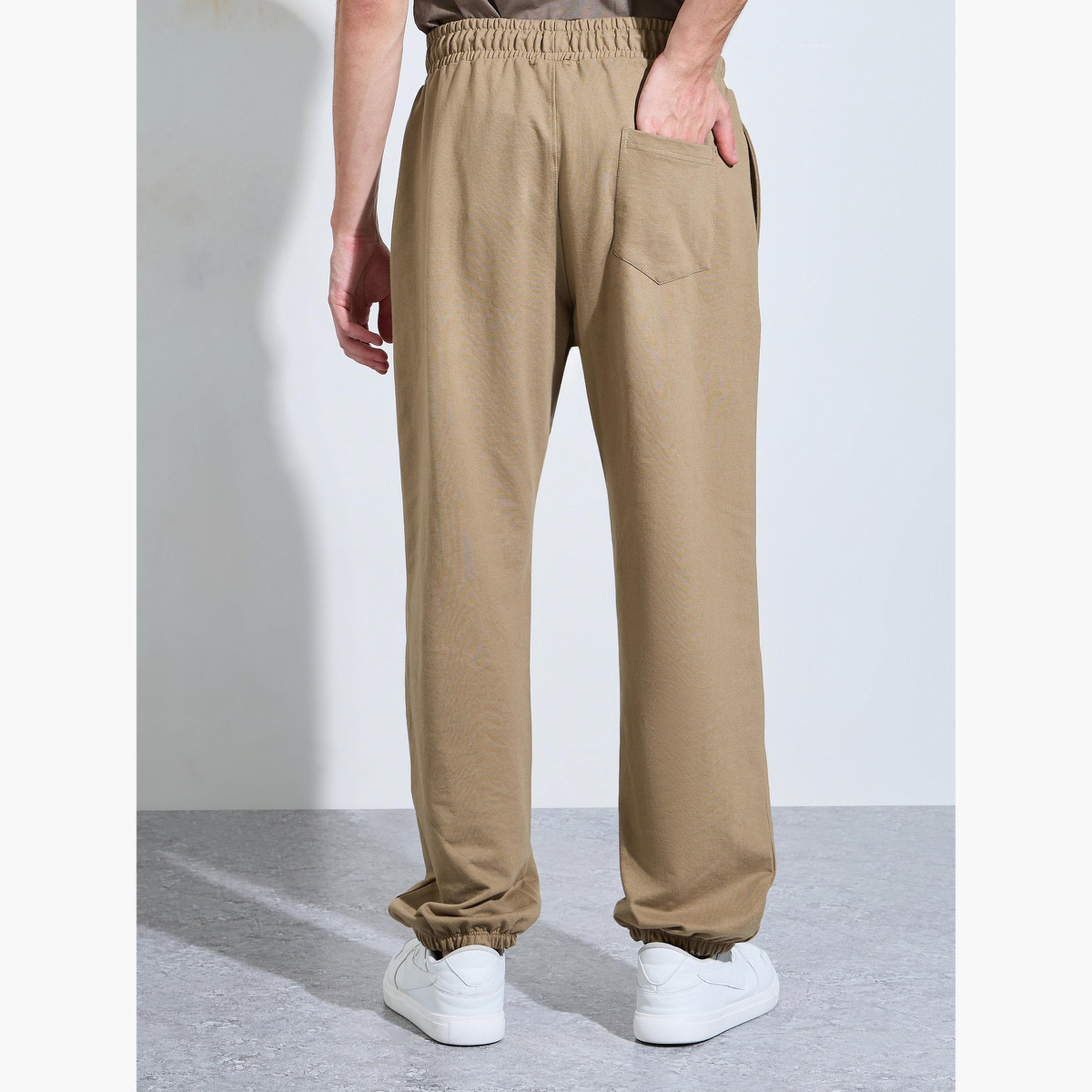 بنطال جوغر بقصة مريحة بطبعات جرافيك-men-clothing-bottoms-joggers-image-5