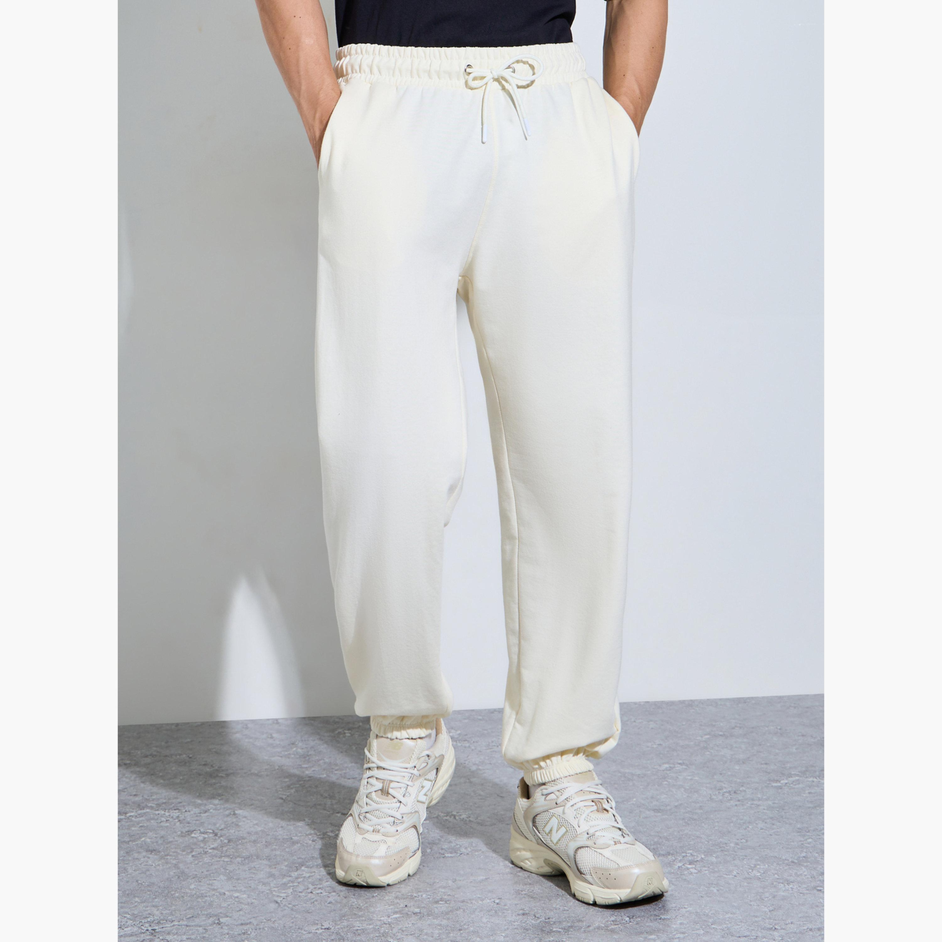بنطال جوغر بقصة مريحة وجيب بأطراف متباينة وسادة-men-clothing-bottoms-joggers-image-1