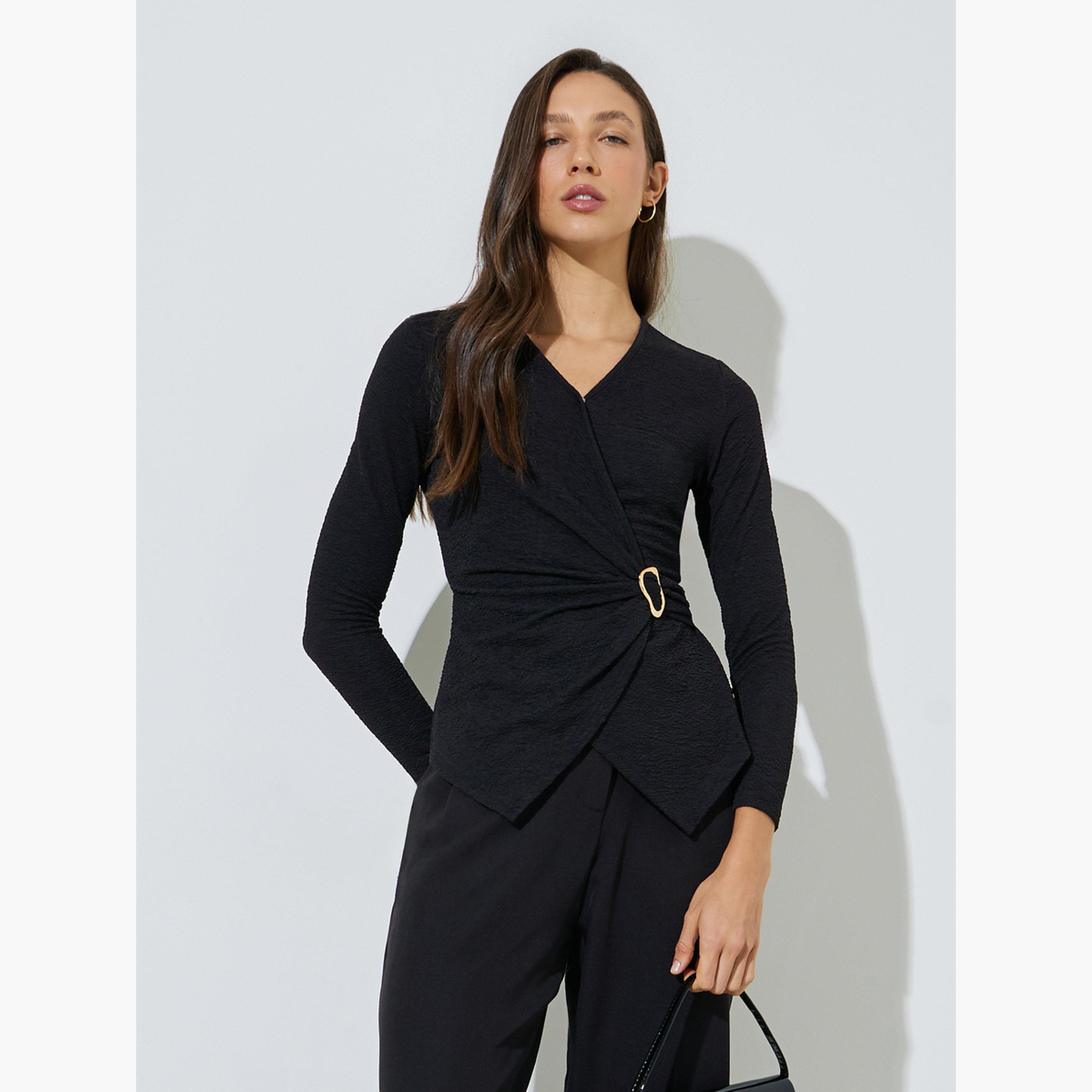 ستايلي - بلوزة سوداء محبوكة بنسيج ملفوف من الأمام-women-clothing-shirtsandblouses-blouses-image-1