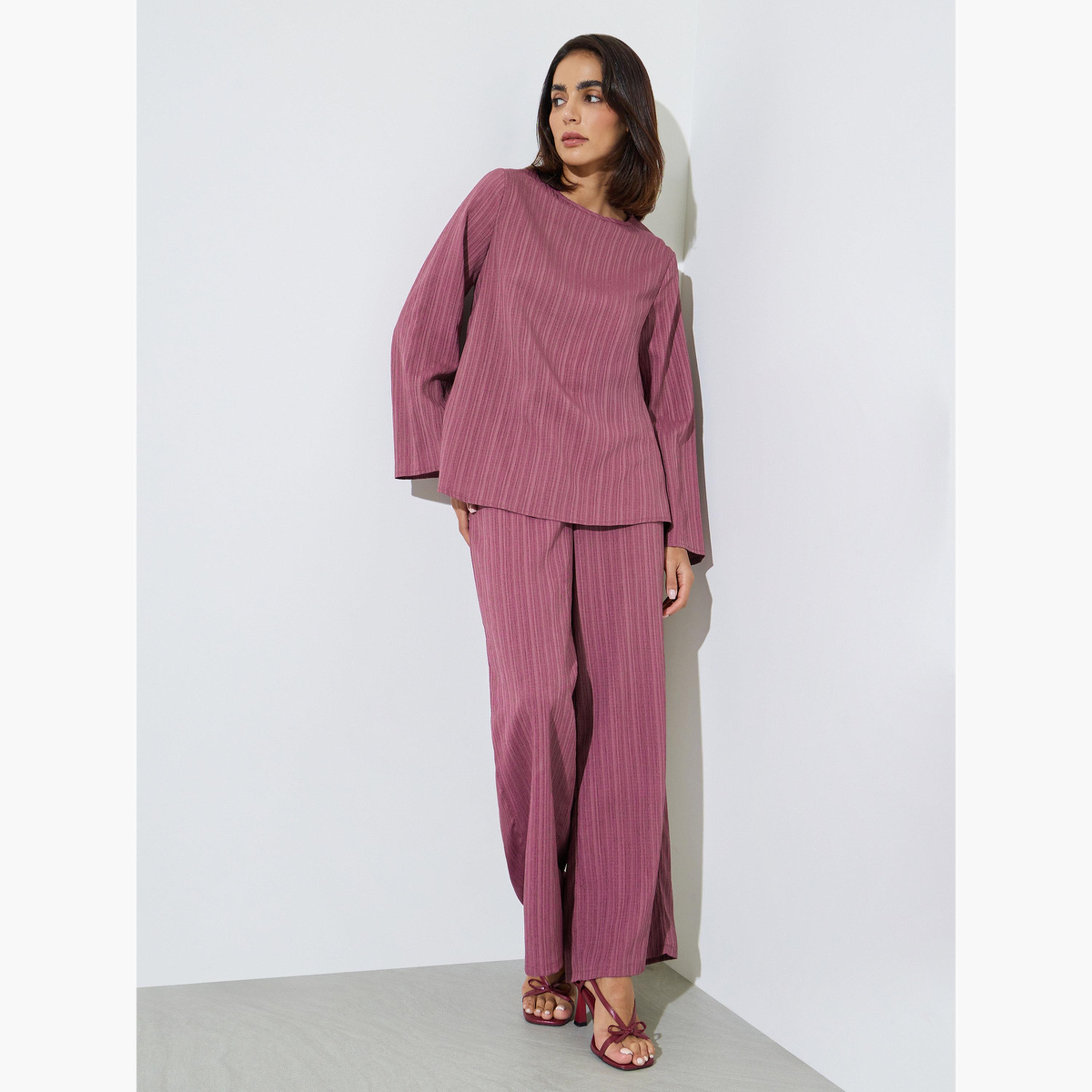 طقم محتشم من بنطال بأرجل واسعة وبلوزة طويلة بتفاصيل بارزة الملمس-women-arabicclothing-sets-image-1