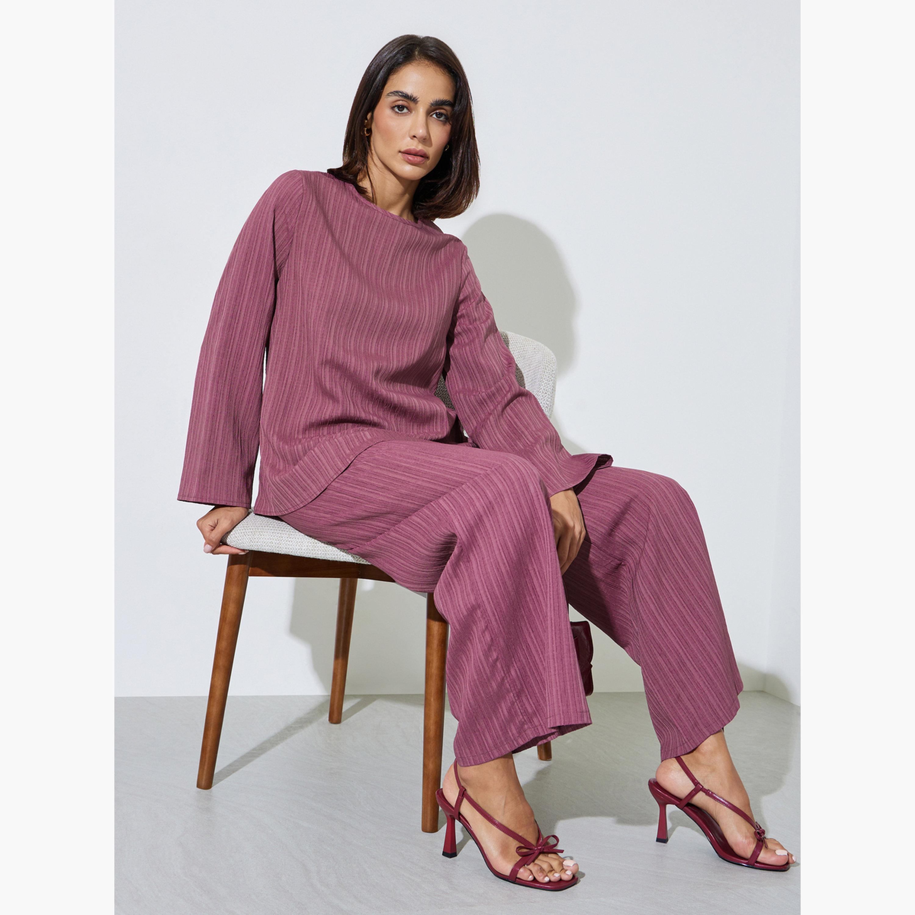 طقم محتشم من بنطال بأرجل واسعة وبلوزة طويلة بتفاصيل بارزة الملمس-women-arabicclothing-sets-image-2