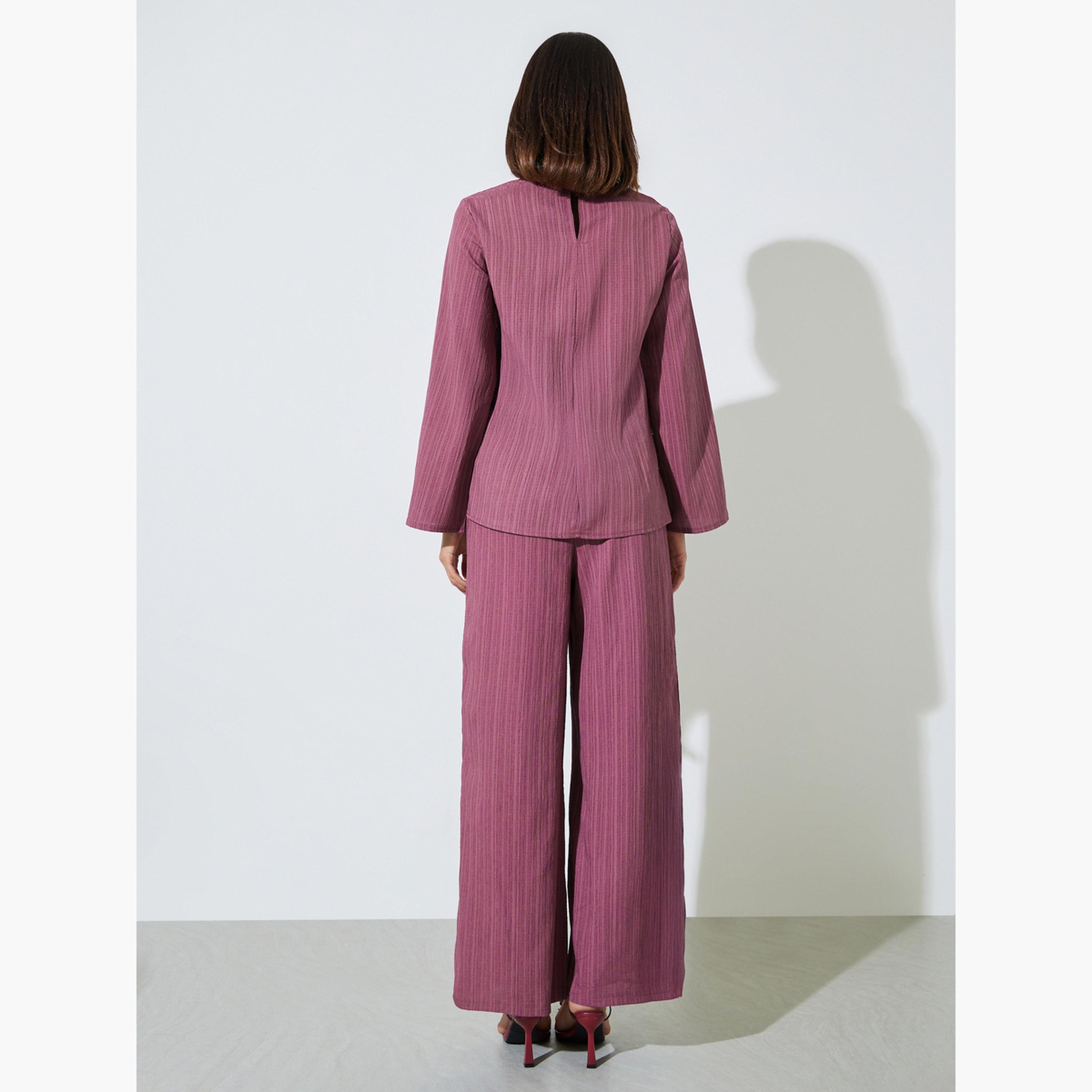 طقم محتشم من بنطال بأرجل واسعة وبلوزة طويلة بتفاصيل بارزة الملمس-women-arabicclothing-sets-image-4