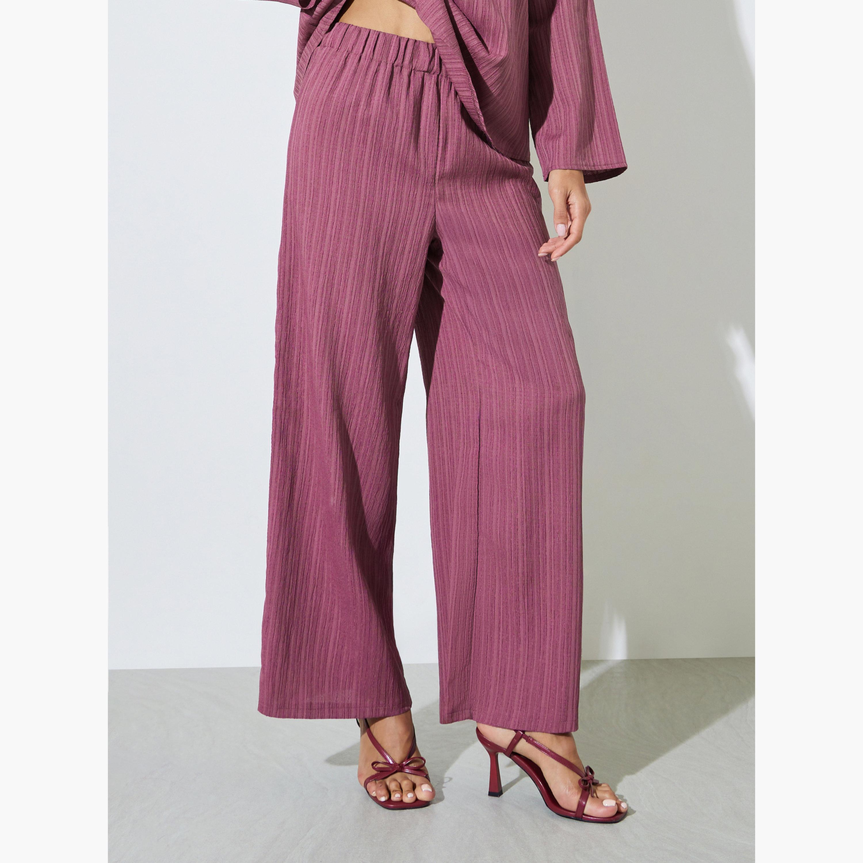 طقم محتشم من بنطال بأرجل واسعة وبلوزة طويلة بتفاصيل بارزة الملمس-women-arabicclothing-sets-image-5