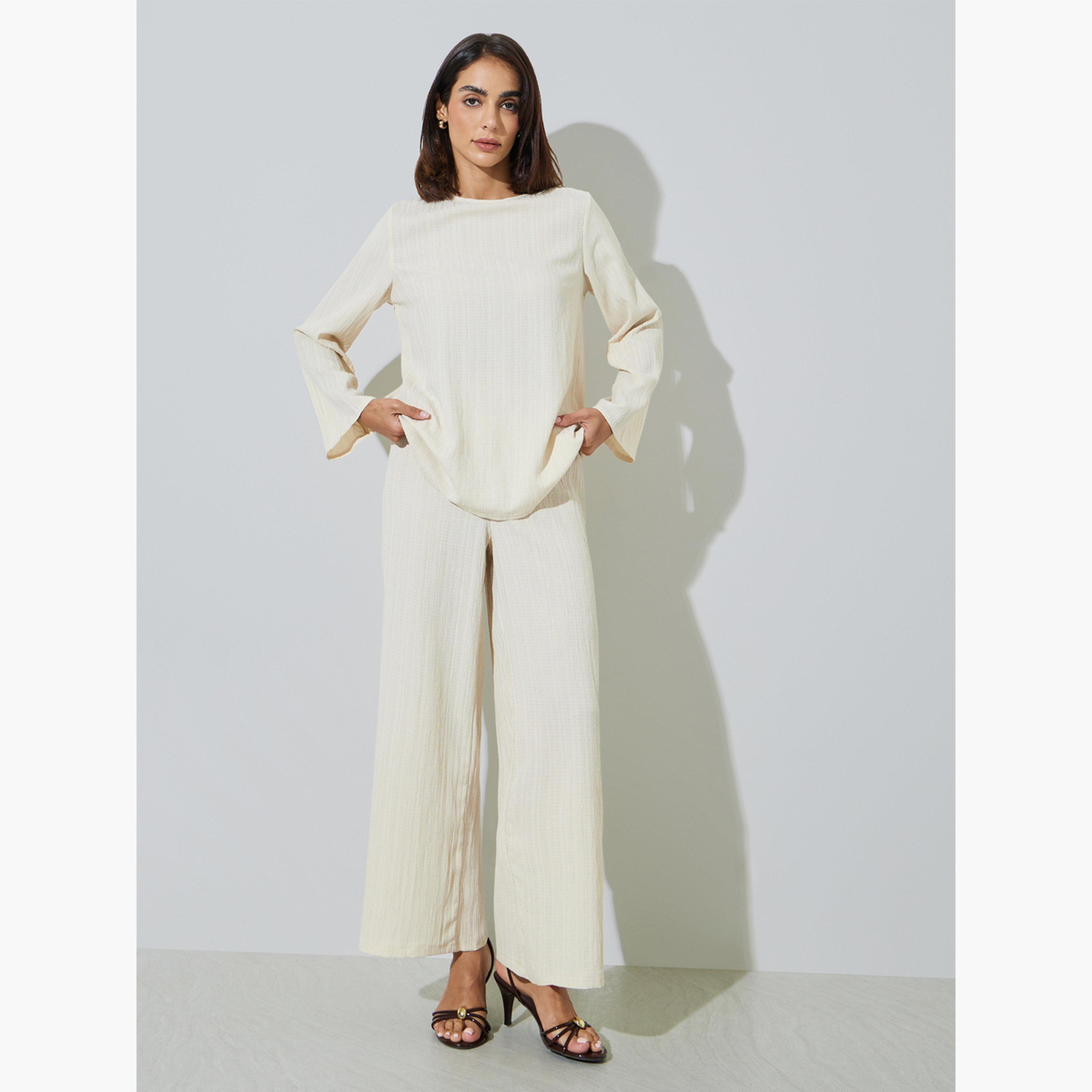 طقم محتشم من بنطال بأرجل واسعة وبلوزة طويلة بتفاصيل بارزة الملمس-women-arabicclothing-sets-image-1