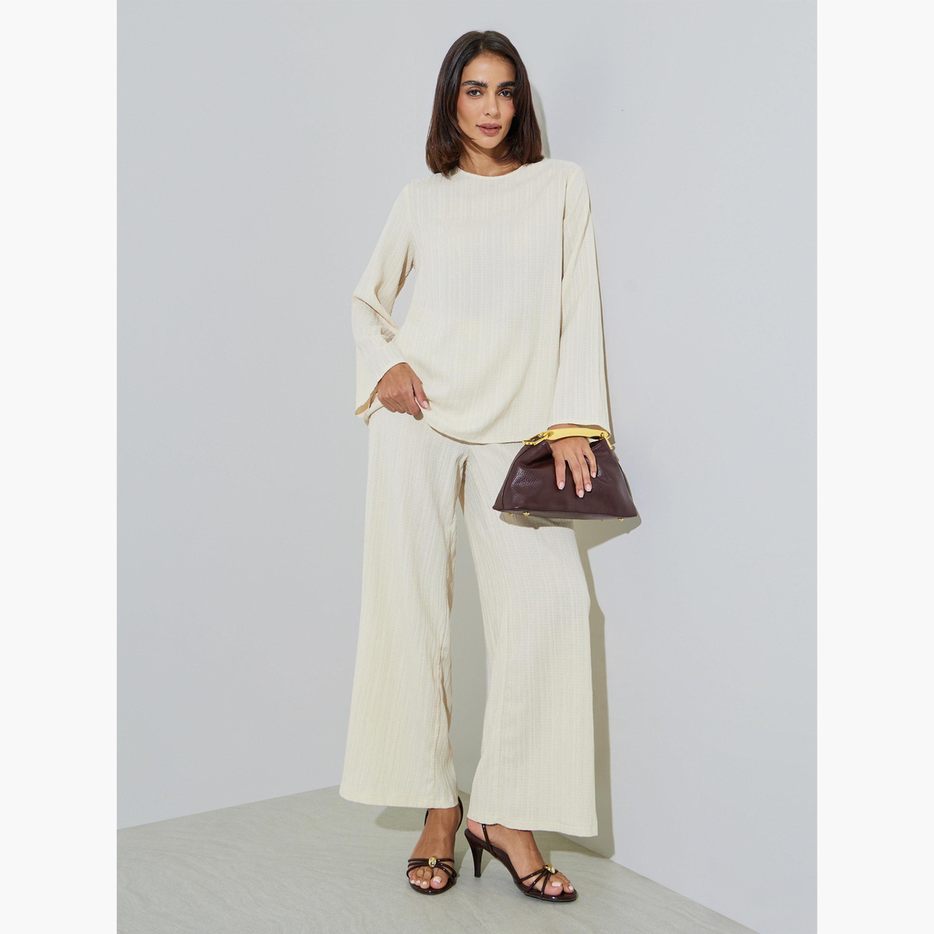 طقم محتشم من بنطال بأرجل واسعة وبلوزة طويلة بتفاصيل بارزة الملمس-women-arabicclothing-sets-image-3
