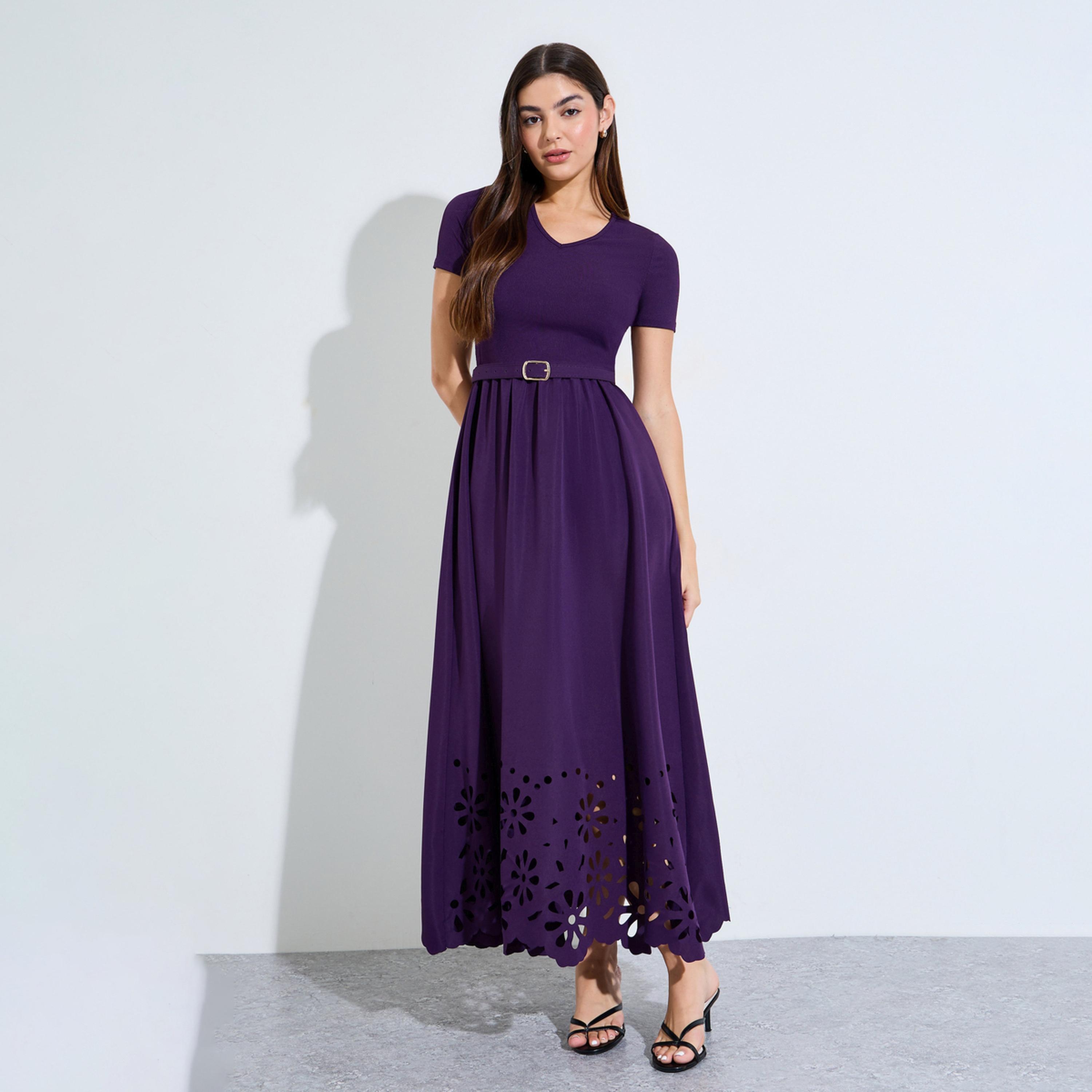 فستان طويل بحافة واسعة وتفاصيل مفرغة مع حزام بإبزيم-women-clothing-dresses-image-1