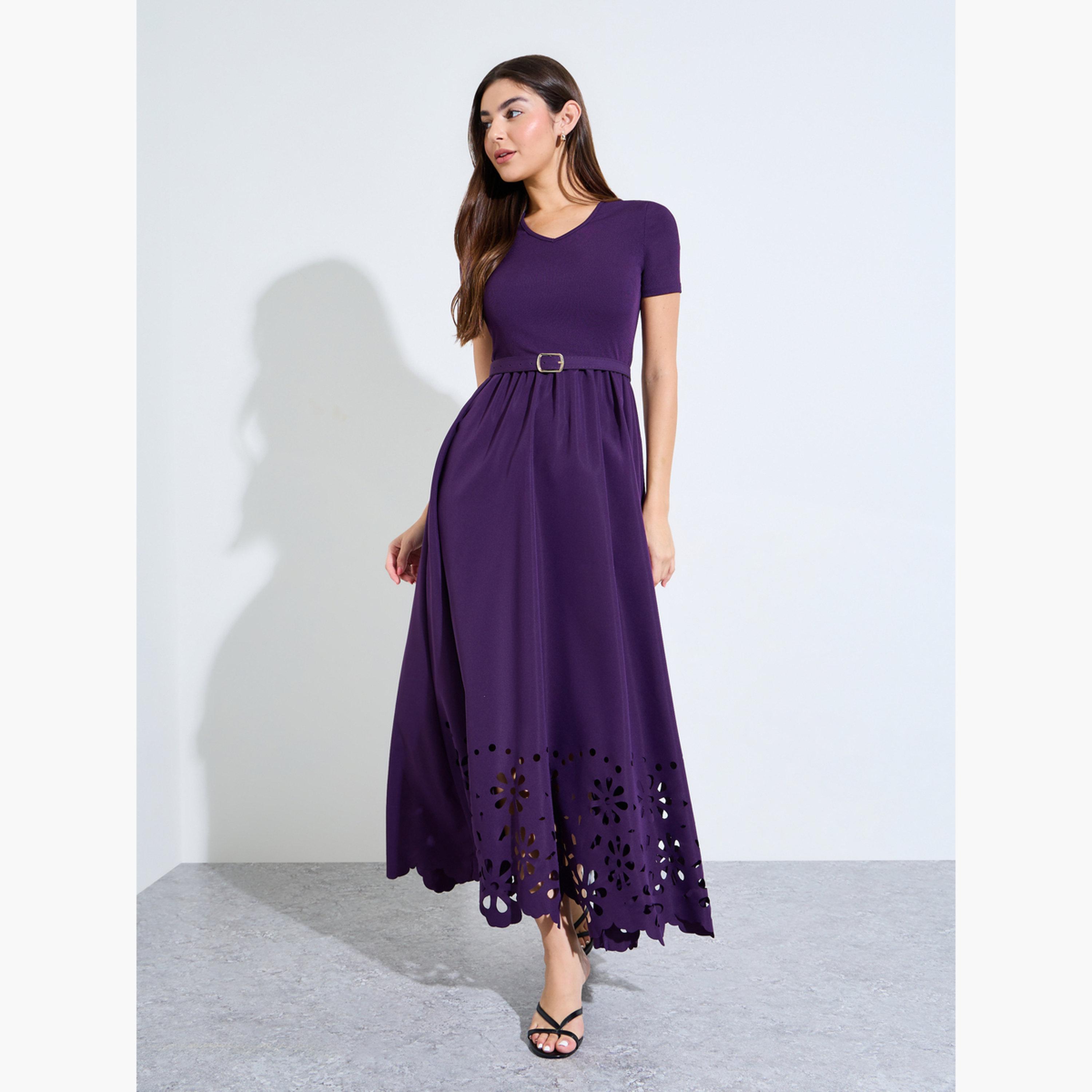 فستان طويل بحافة واسعة وتفاصيل مفرغة مع حزام بإبزيم-women-clothing-dresses-image-3