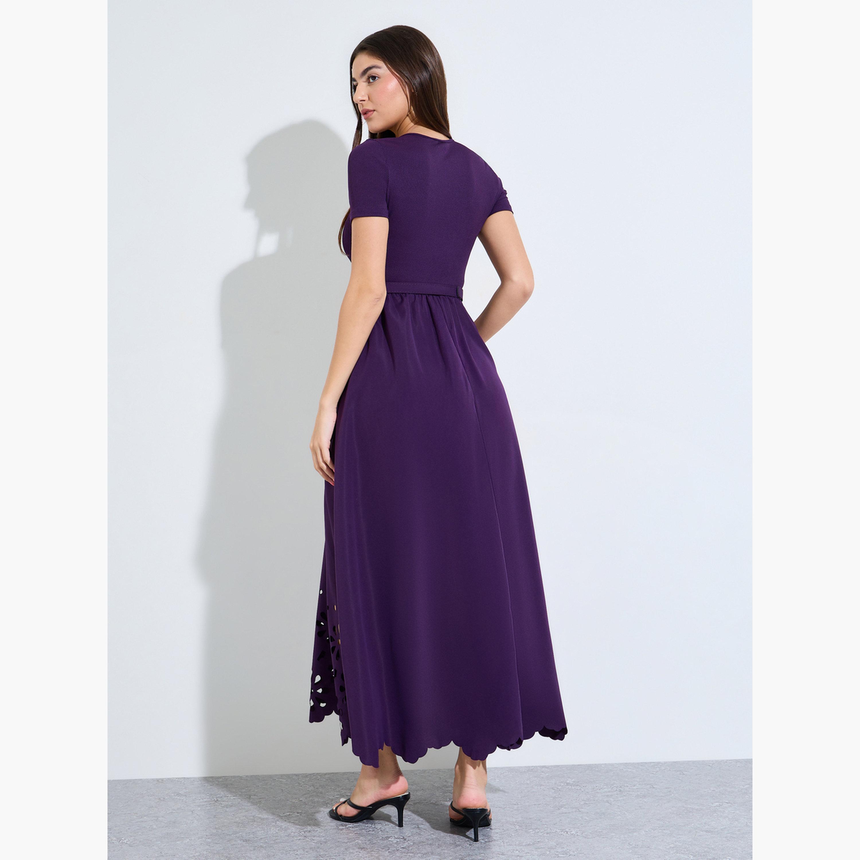 فستان طويل بحافة واسعة وتفاصيل مفرغة مع حزام بإبزيم-women-clothing-dresses-image-4