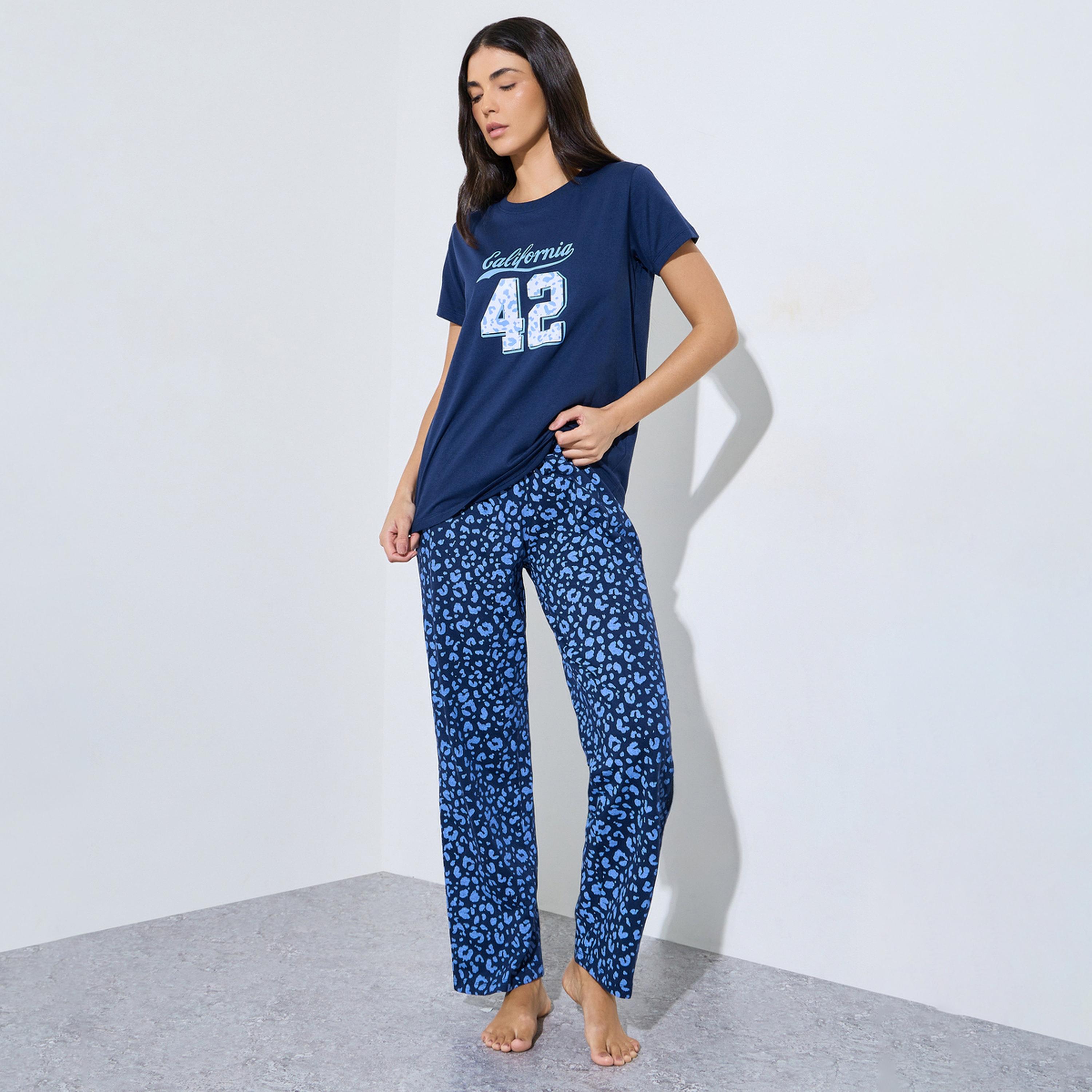 طقم بيجاما من بنطال بطبعة فهد وتيشيرت جرافيك-women-clothing-nightwear-pyjamas-longsets-image-1