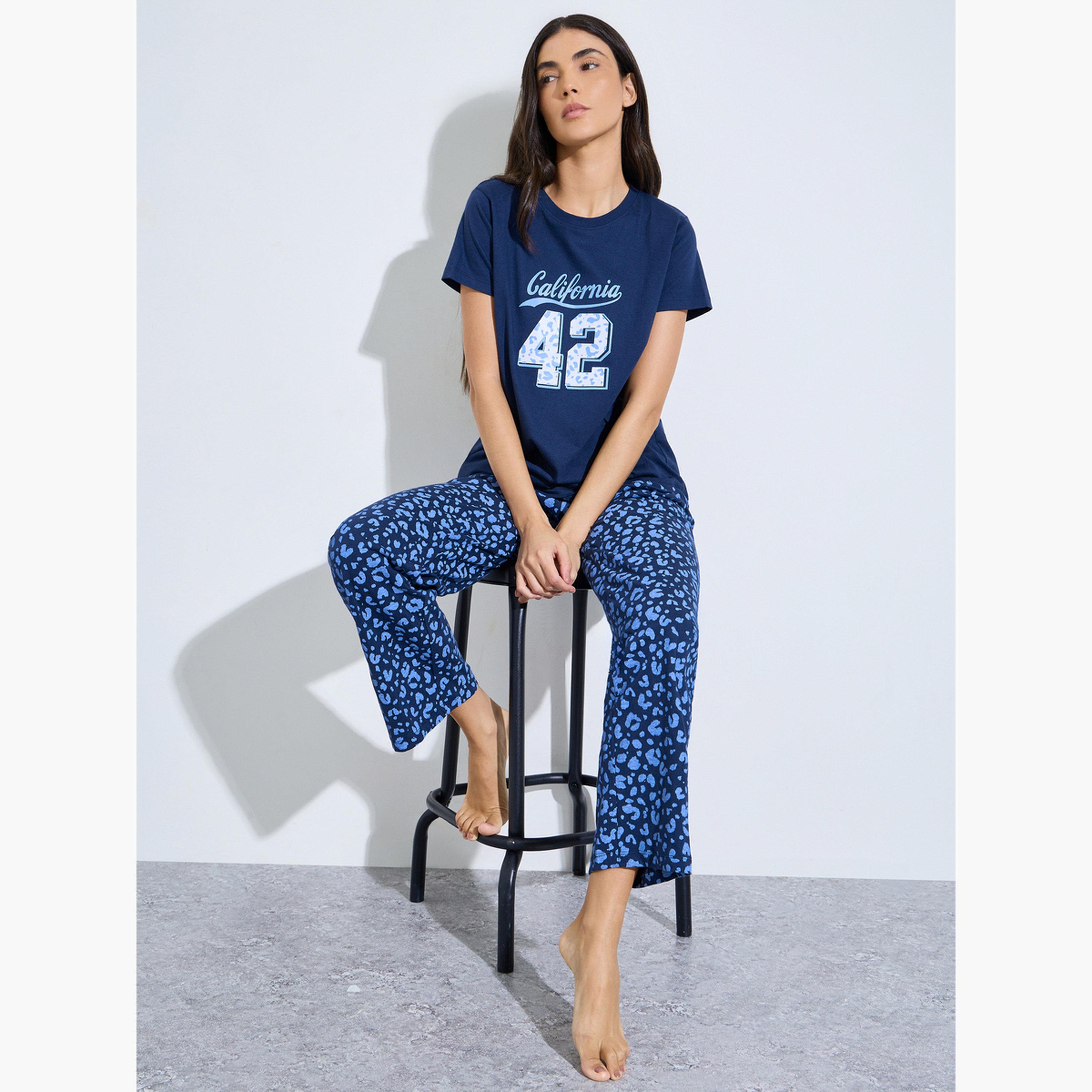 طقم بيجاما من بنطال بطبعة فهد وتيشيرت جرافيك-women-clothing-nightwear-pyjamas-longsets-image-2