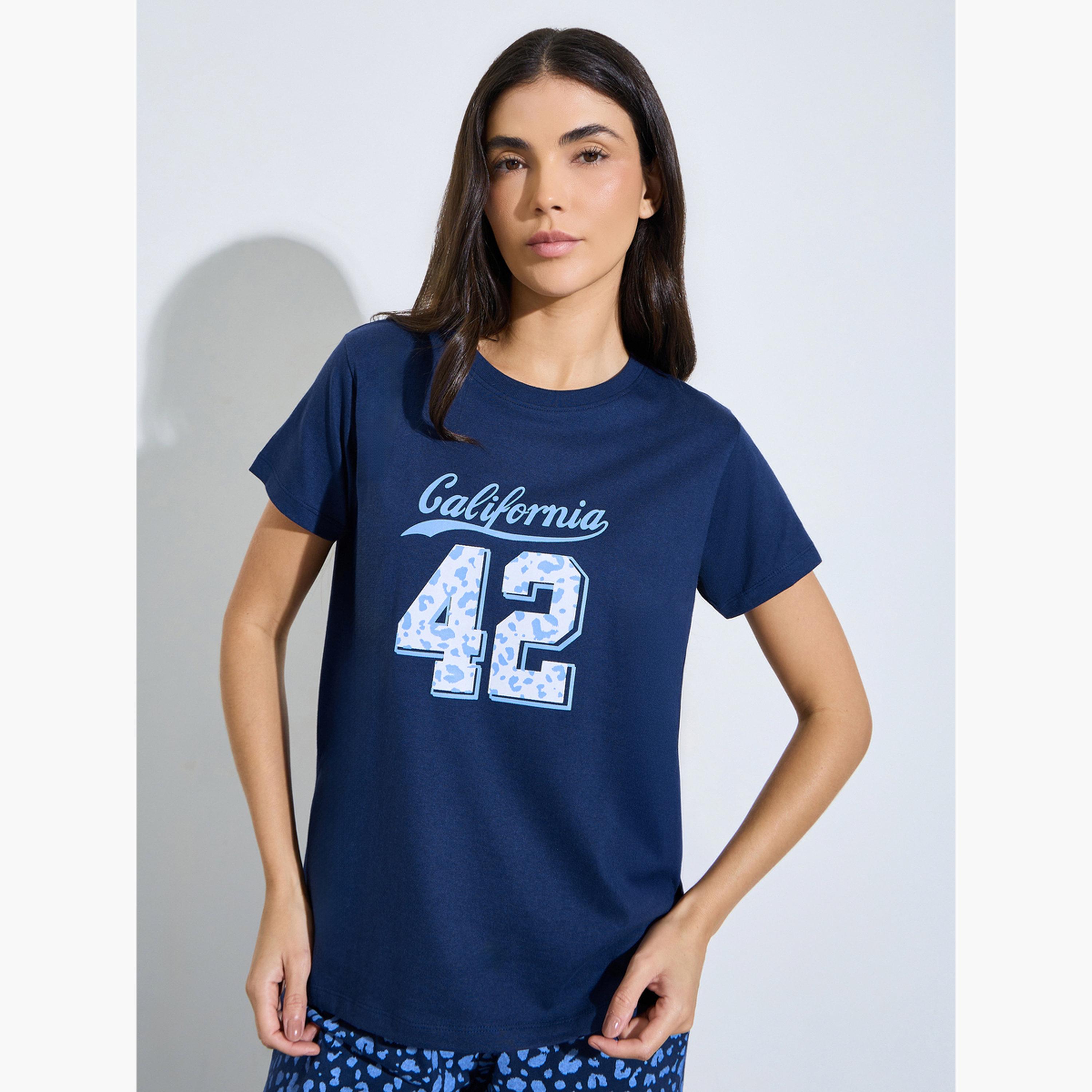 طقم بيجاما من بنطال بطبعة فهد وتيشيرت جرافيك-women-clothing-nightwear-pyjamas-longsets-image-3