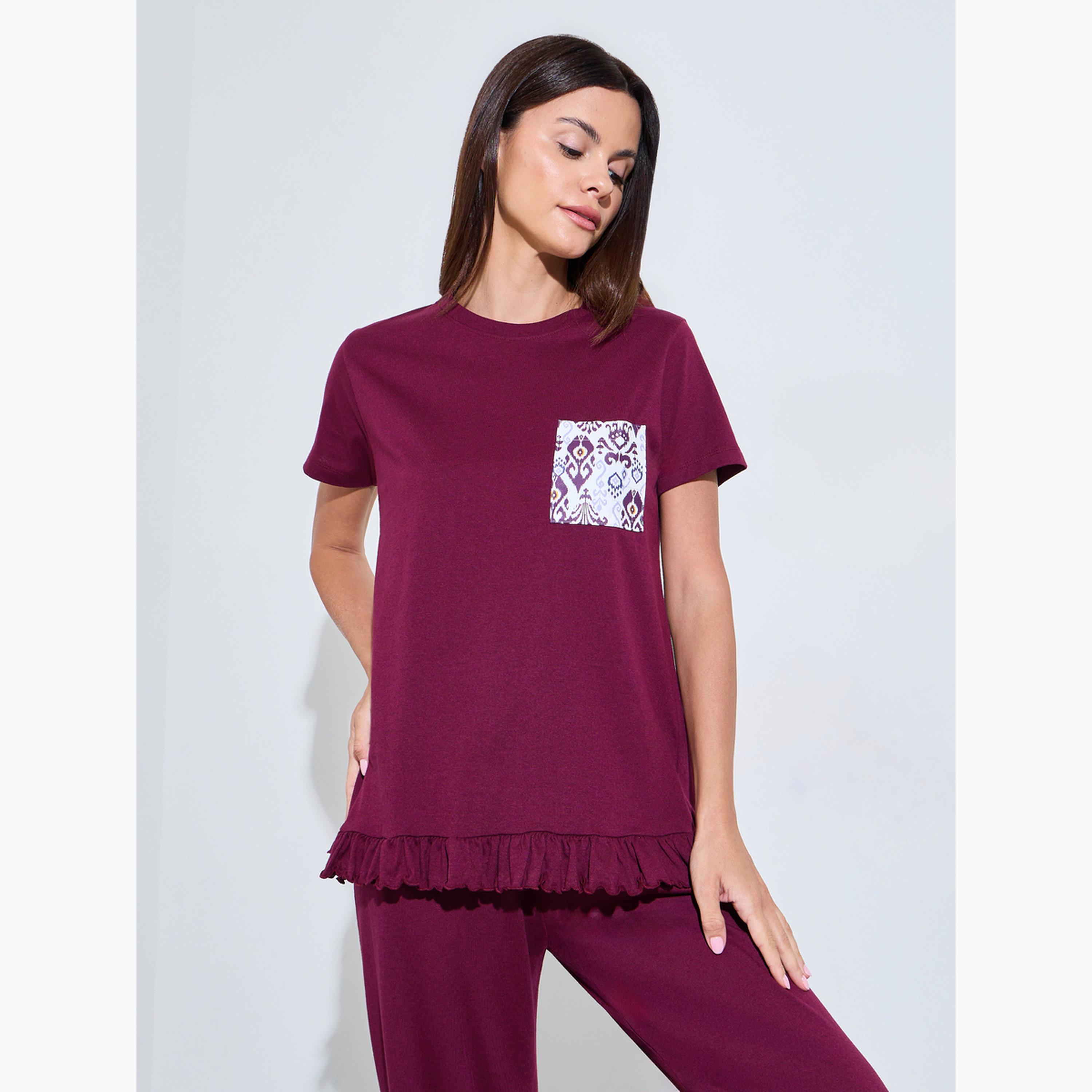 ستايلي - طقم تيشيرت وبيجامة بنقشة إيكات باللون البرغندي مع جيوب وحافة مكشكشة-women-clothing-nightwear-pyjamas-longsets-image-2
